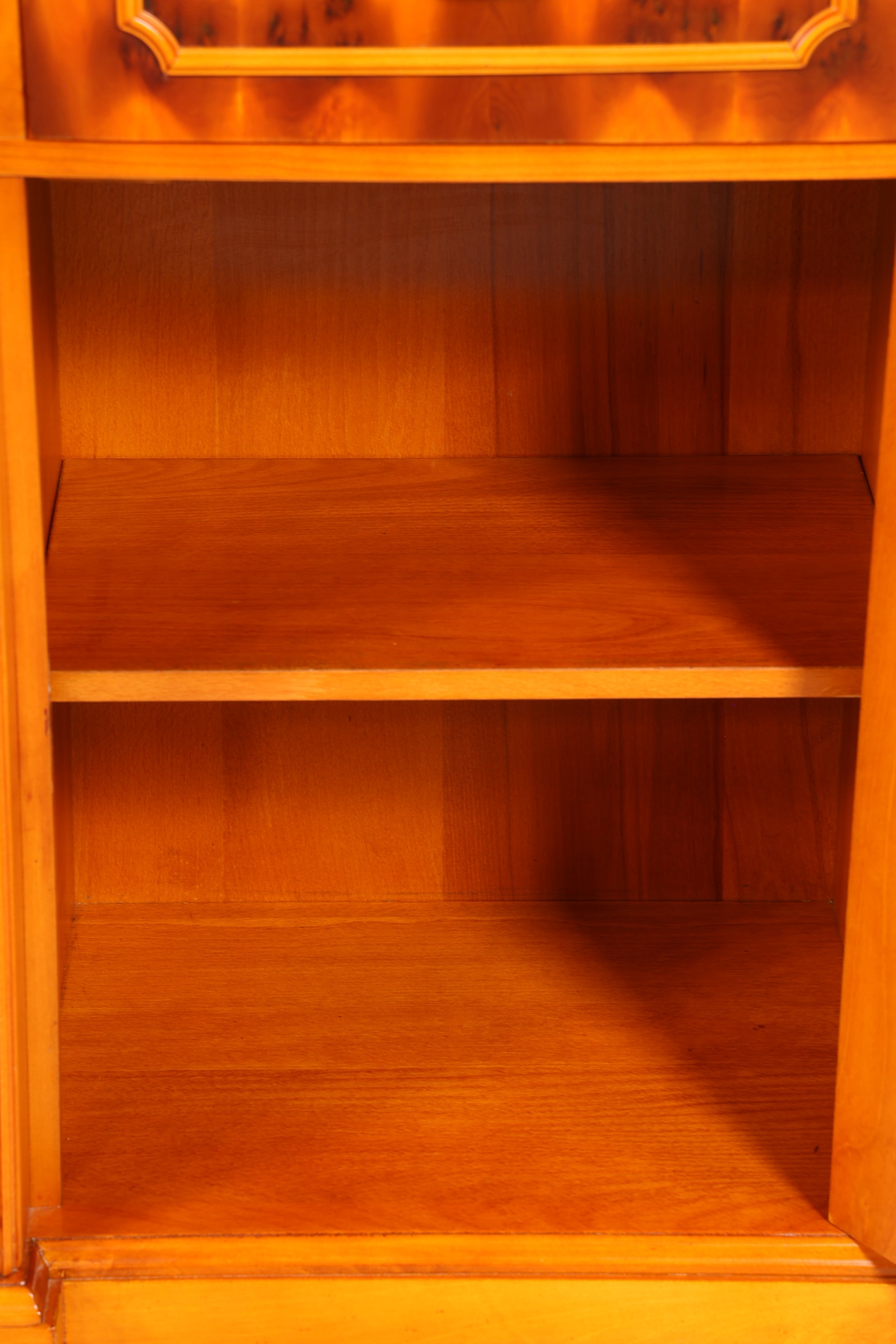 Traumhafte Englische Vitrine Bücherschrank Buffet Antik Stil Englisch Eibe Glasvitrine Bibliothek