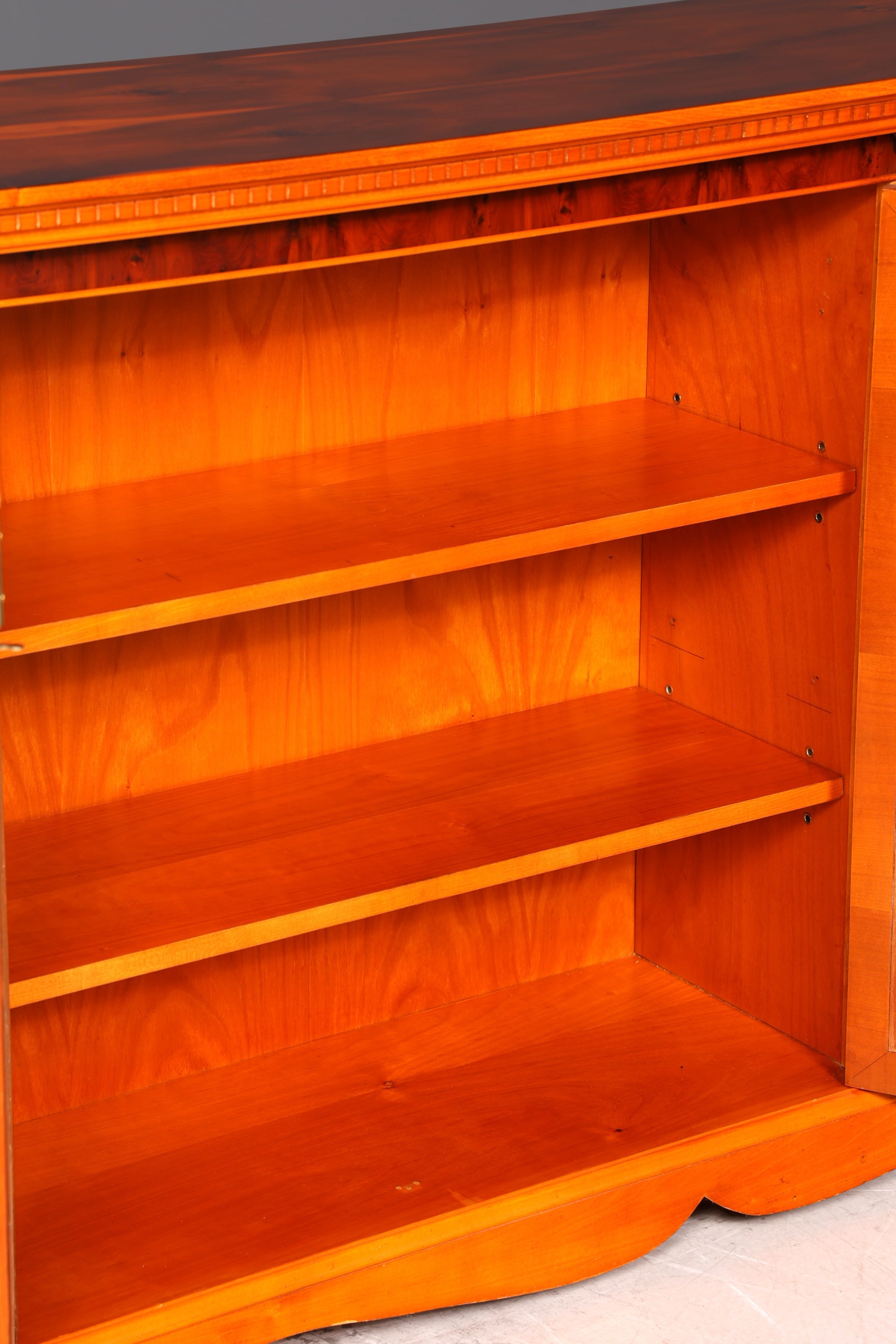 G802 Finish Wunderschöne Englische Vitrine Bücherschrank Buffet Antik Stil Englisch Eibe Glasvitrine Bibliothek (Kopie)