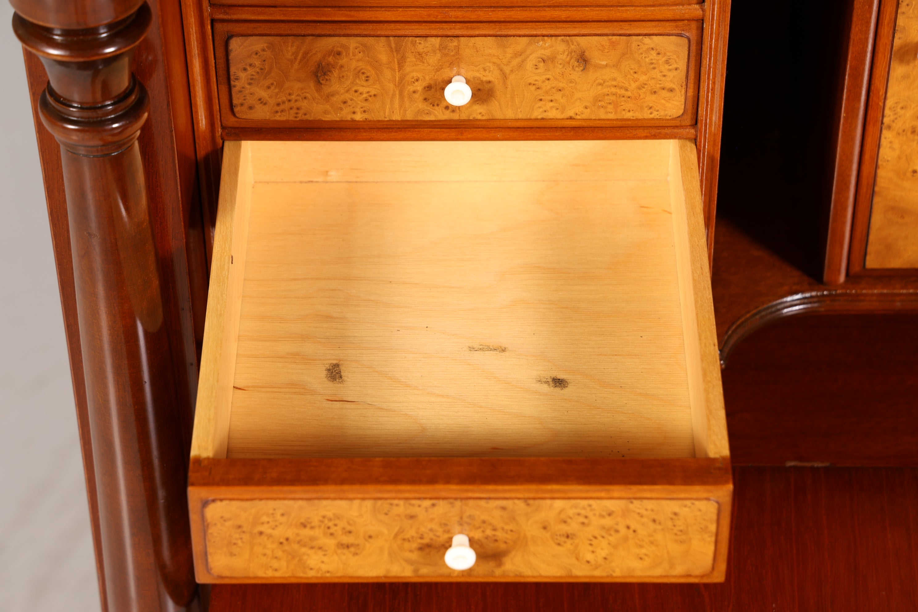 Stilvoller Sekretär im Biedermeier Stil Englisch Kommode Antik Bürokommode