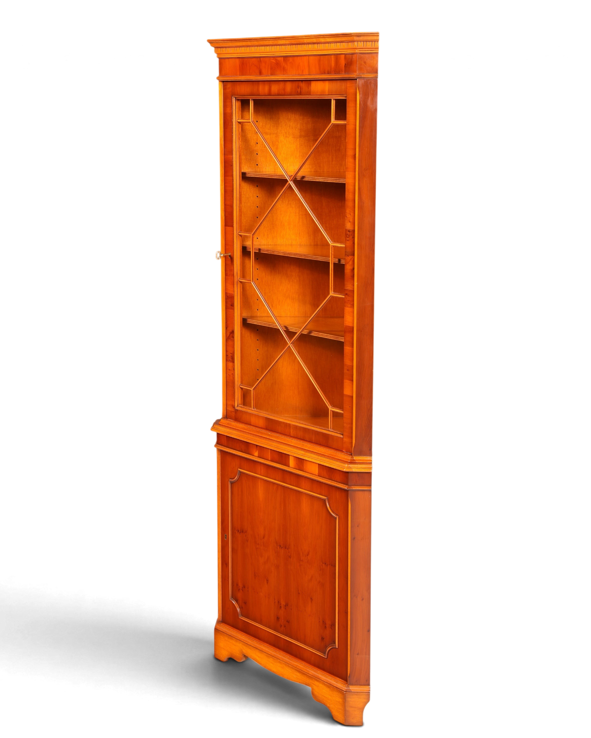 Hauptstadt Möblerei englische Eckvitrine aus Eibe mit Sprossentür und höhenverstellbaren Regalböden im Vintage Stil