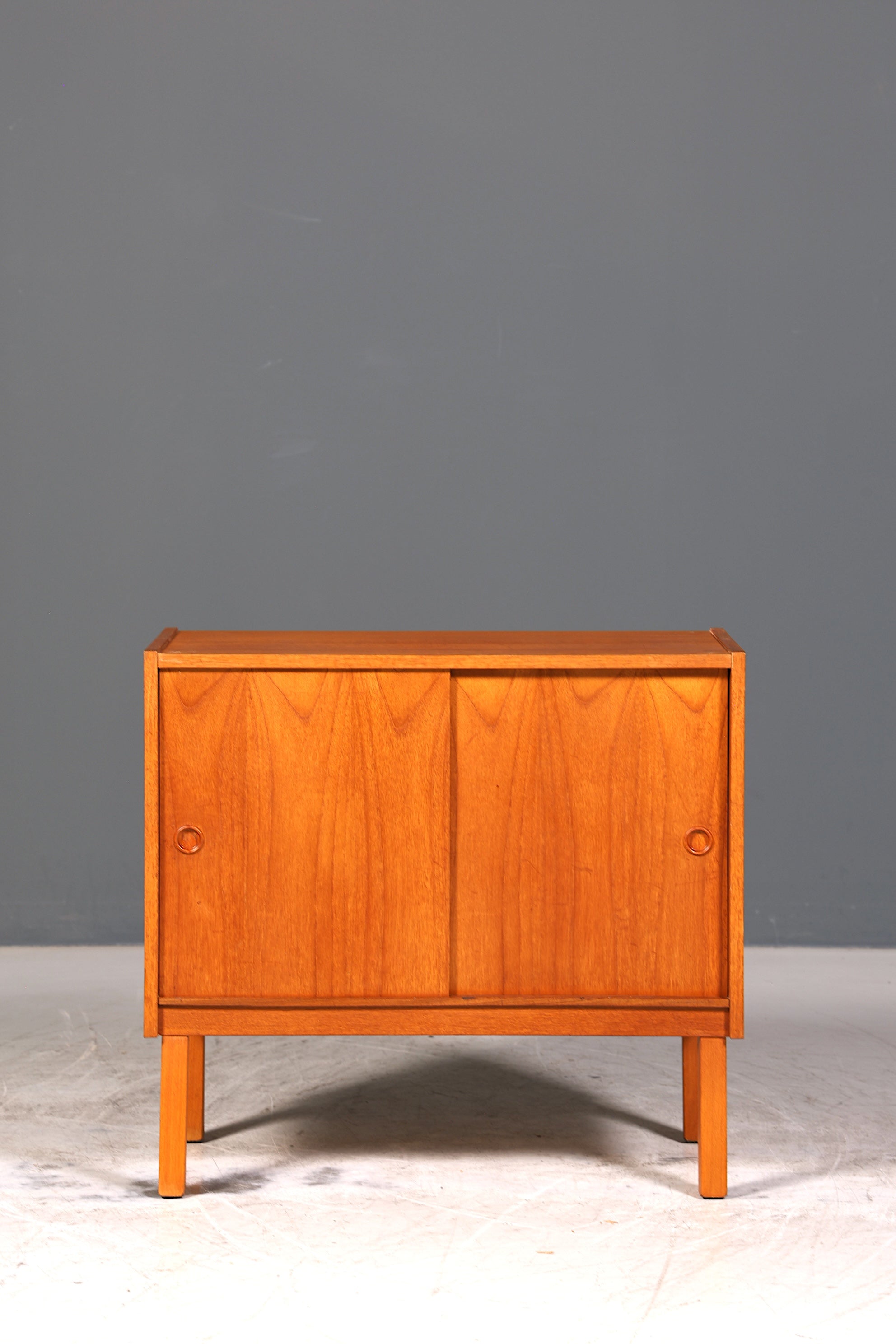 Traumhafter Mid Century Schrank Teak Holz Schiebetür Kommode Danish Design Sideboard 1 von 2