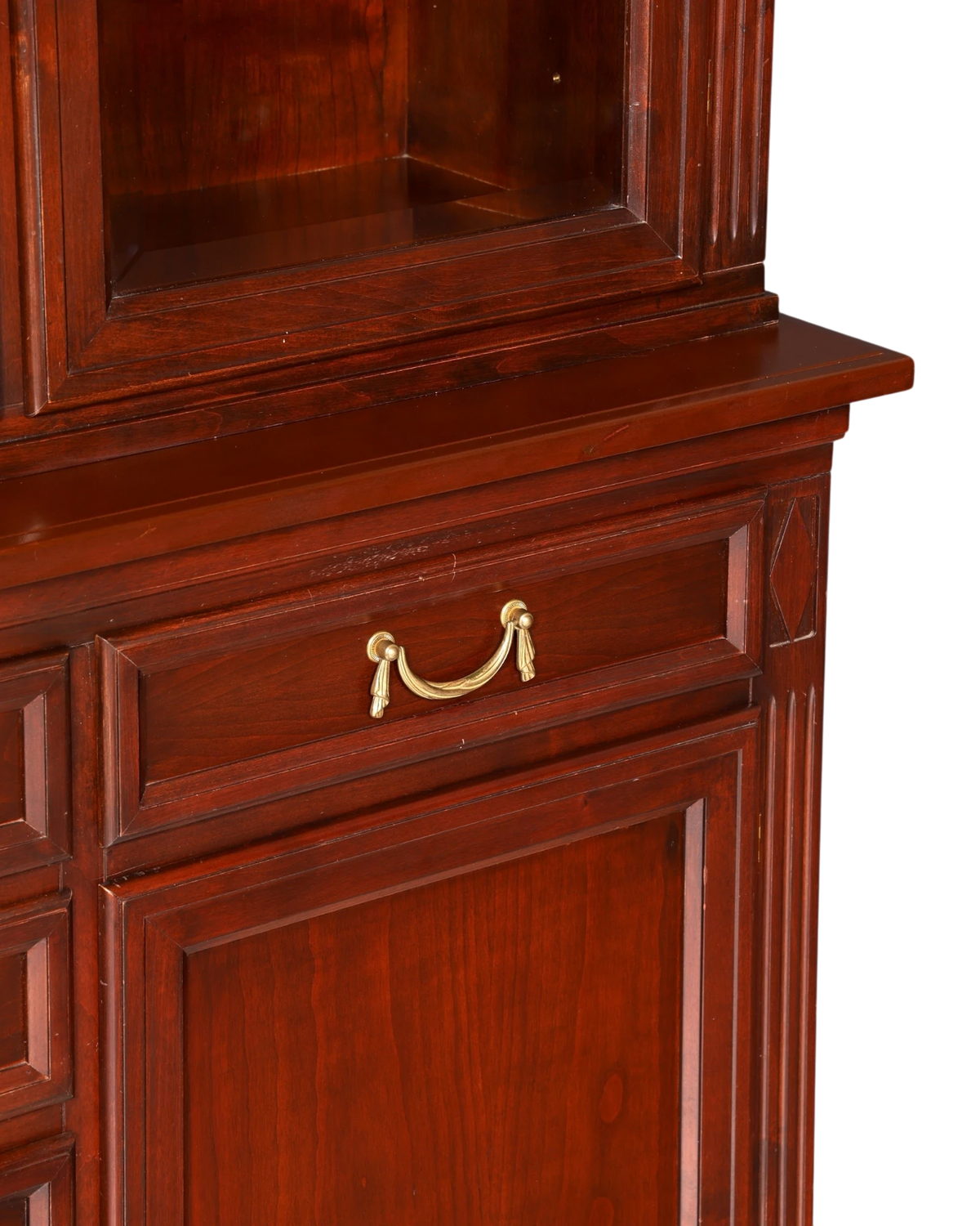 Hauptstadt Möblerei Selva Vitrine Villa Borghese aus dunklem Massivholz mit goldfarbenem Schubladengriff im Antik-Stil