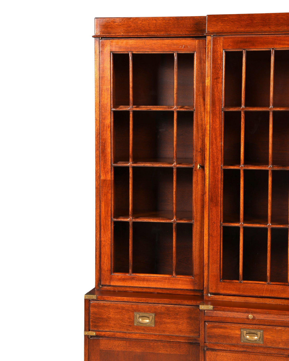 Hauptstadt Möblerei englischer Vitrinenschrank aus massivem Holz mit Glastüren und Messingbeschlägen im Vintage-Stil
