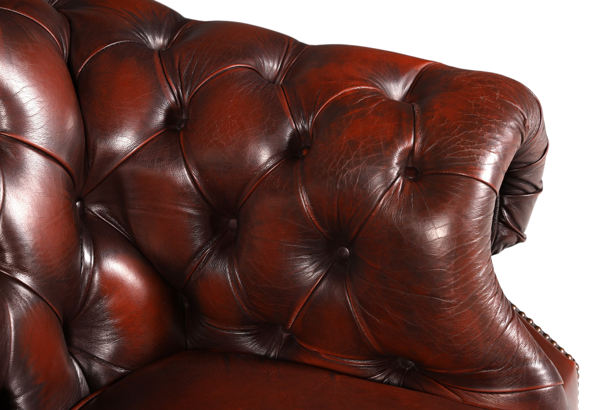 Hauptstadt Möblerei Chesterfield Centurion Sessel aus braunem Echtleder mit klassischer Knopfheftung und Armlehne