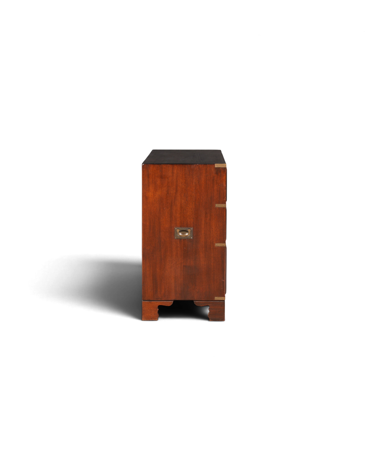 Hauptstadt Möblerei Sideboard im Military Chest Stil aus dunklem Echtholz mit Messingbeschlägen, Seitenansicht