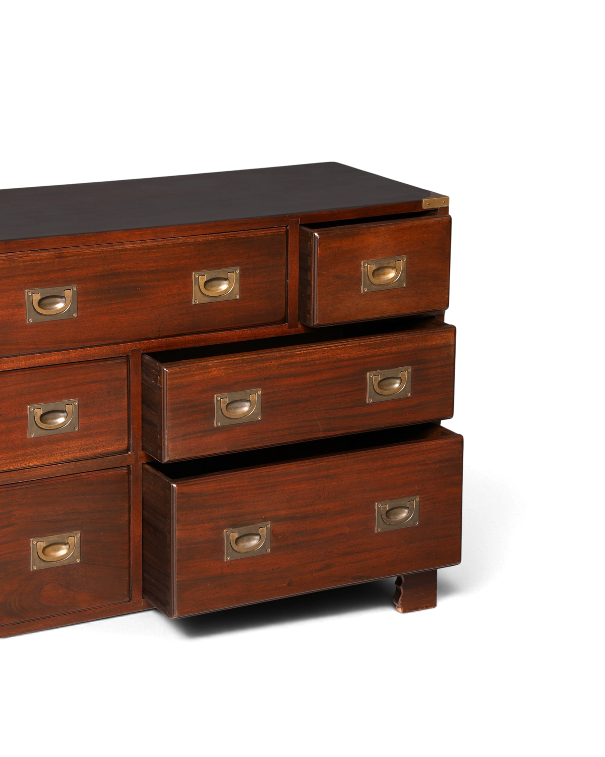 Hauptstadt Möblerei Sideboard im Military-Chest-Stil aus dunklem Echtholz mit Messingbeschlägen und Schubladen