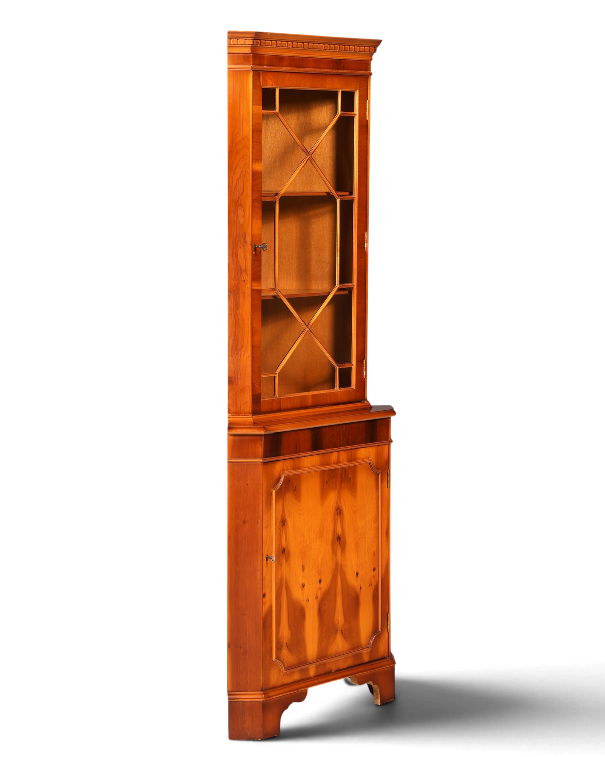 Hauptstadt Möblerei englische Eckvitrine aus Eibenholz mit Glasfront und feiner Maserung im antiken Vintage-Stil