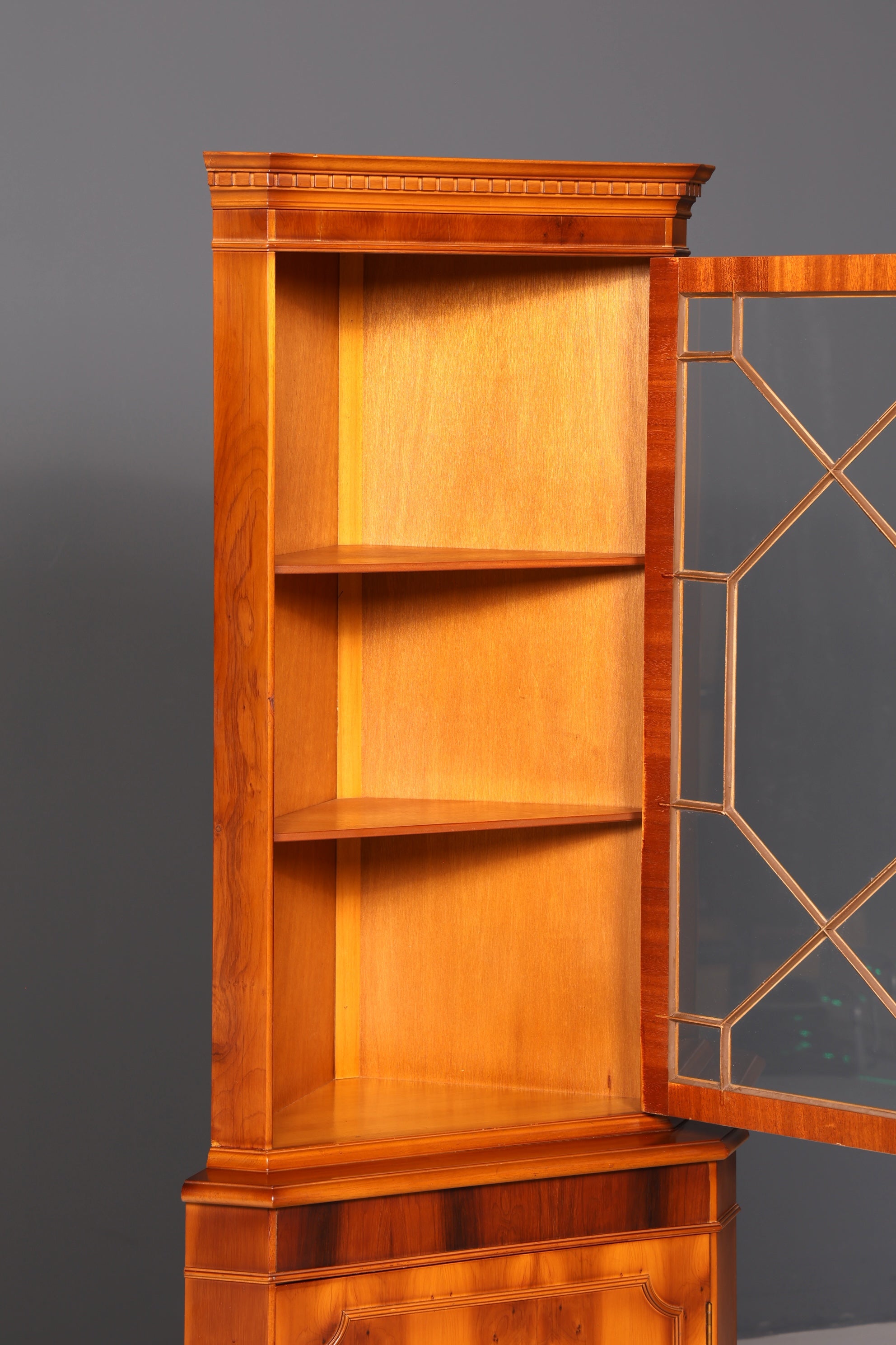 Wunderschöne Englische Eckvitrine Eibe Antik Echt Holz Schrank Eckschrank Glasvitrine Vitrine Vintage