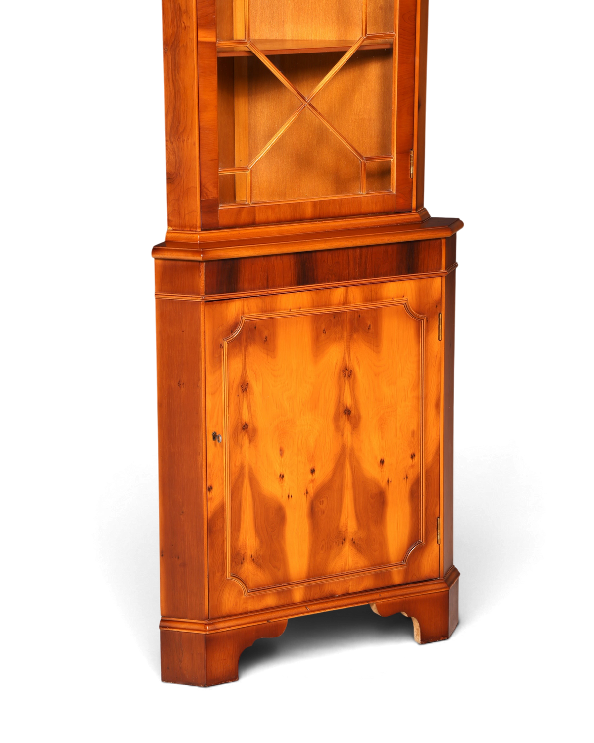 Hauptstadt Möblerei englische Eckvitrine aus Eibenholz mit Glastür und markanter Maserung im Vintage-Stil