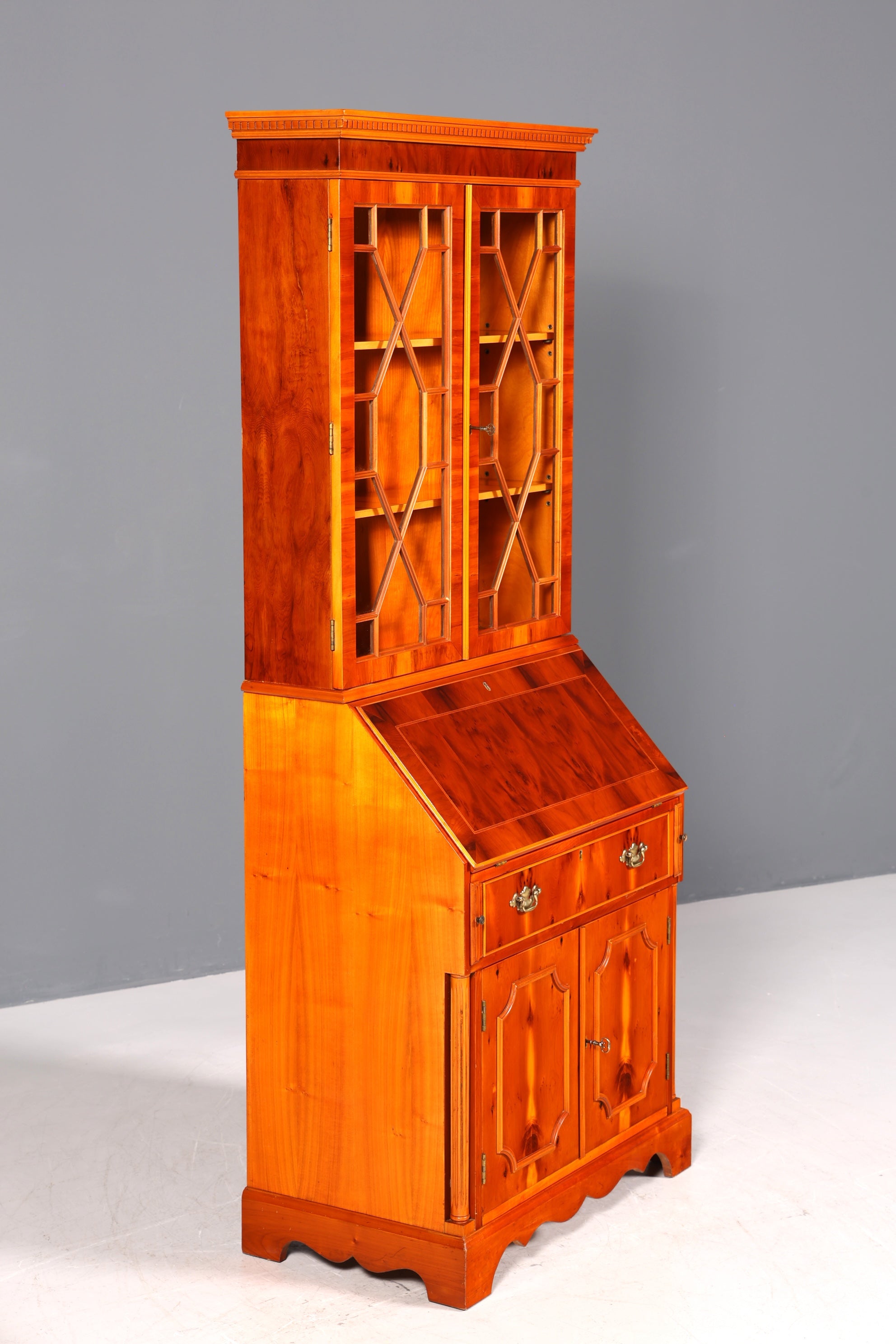 Stilvoller Englischer Sekretär Büro Aufsatzsekretär Eibe Antik Stil echt Lederauflage Vitrinen Schrank UK