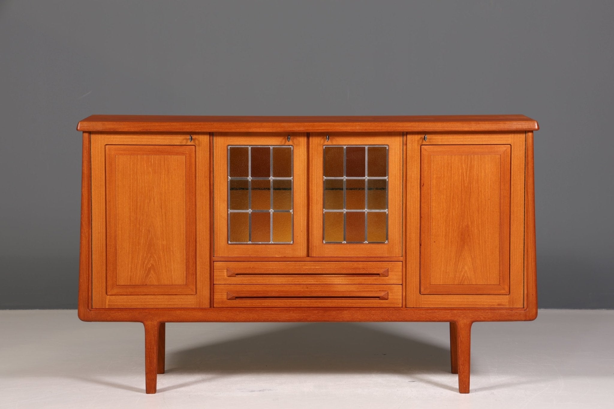 Traumhaftes Mid Century Sideboard Danish Design Vitrine Kommode Made in Norway Nussbaum Schrank Highboard