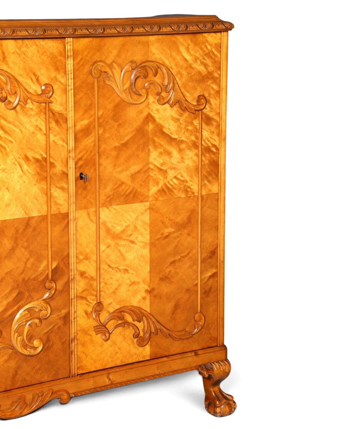 Hauptstadt Möblerei Chippendale Highboard aus massivem Holz mit kunstvollen Schnitzereien und edler Maserung