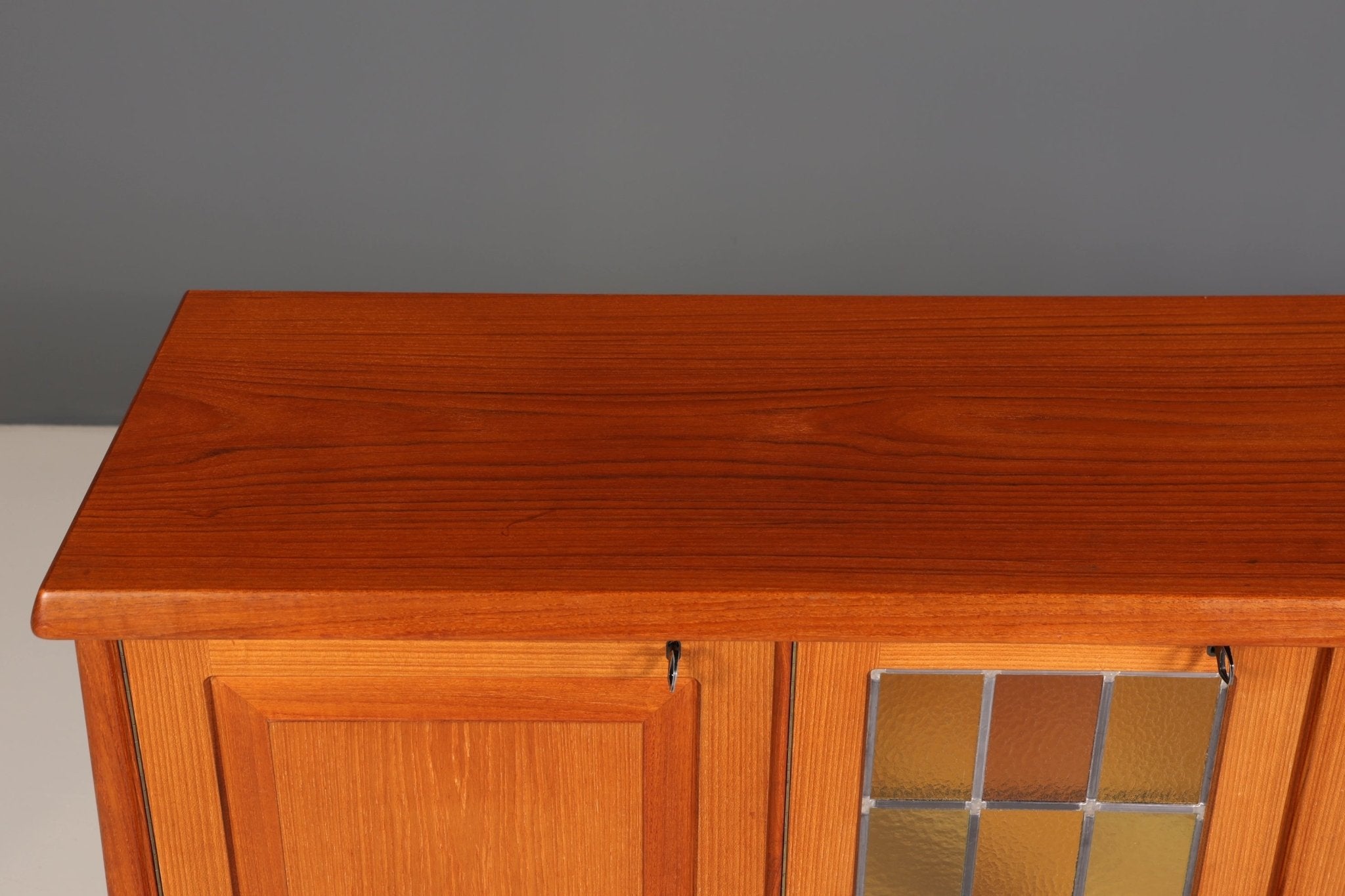 Traumhaftes Mid Century Sideboard Danish Design Vitrine Kommode Made in Norway Nussbaum Schrank Highboard