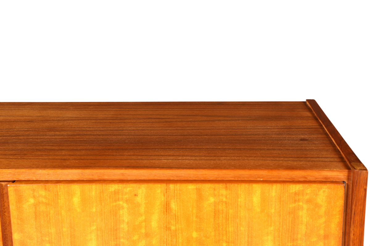 Hauptstadt Möblerei Mid Century Kleiderschrank aus Echtholz mit warmer Maserung im 60er Jahre Retro-Design