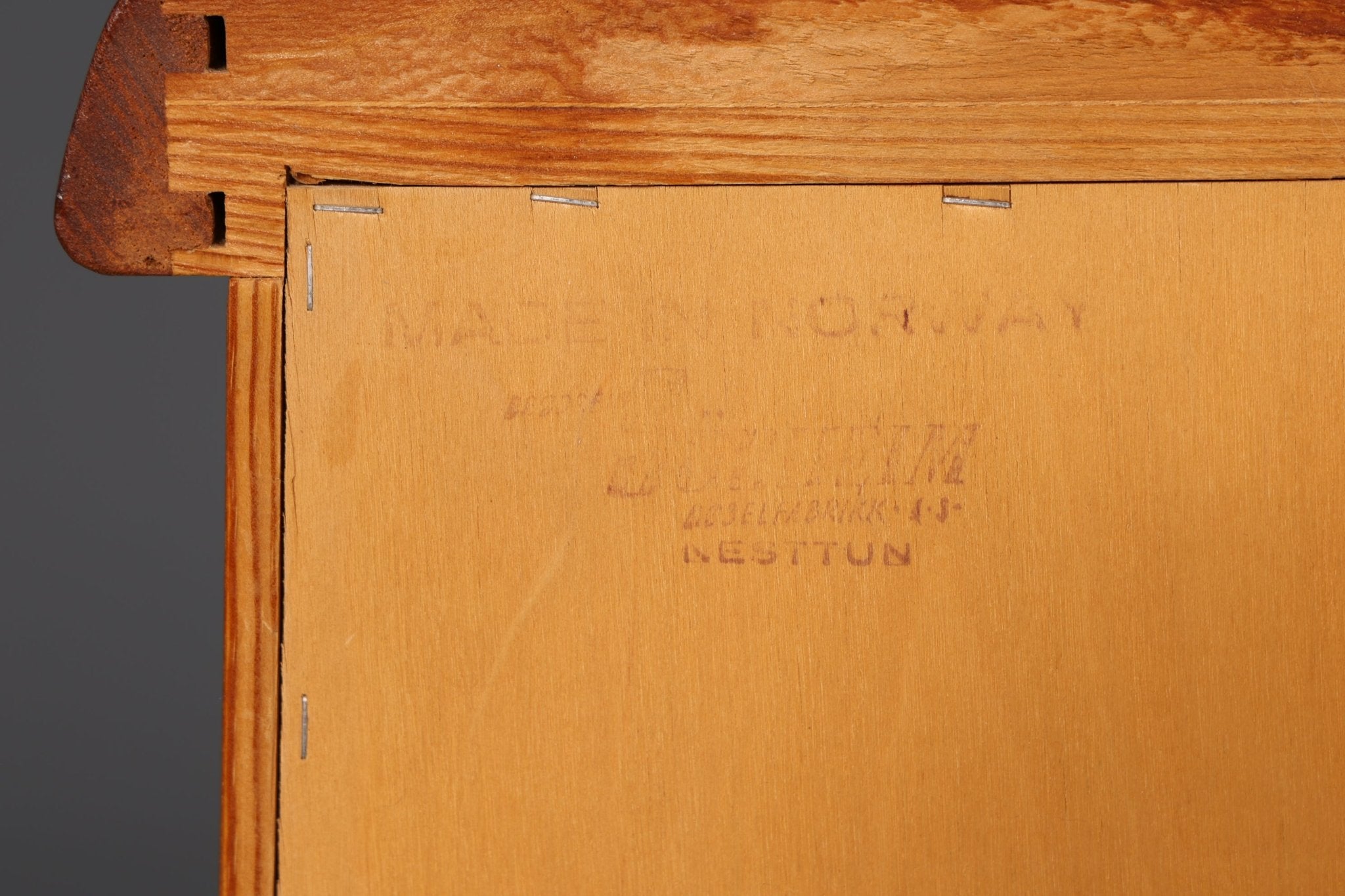 Traumhaftes Mid Century Sideboard Danish Design Vitrine Kommode Made in Norway Nussbaum Schrank Highboard