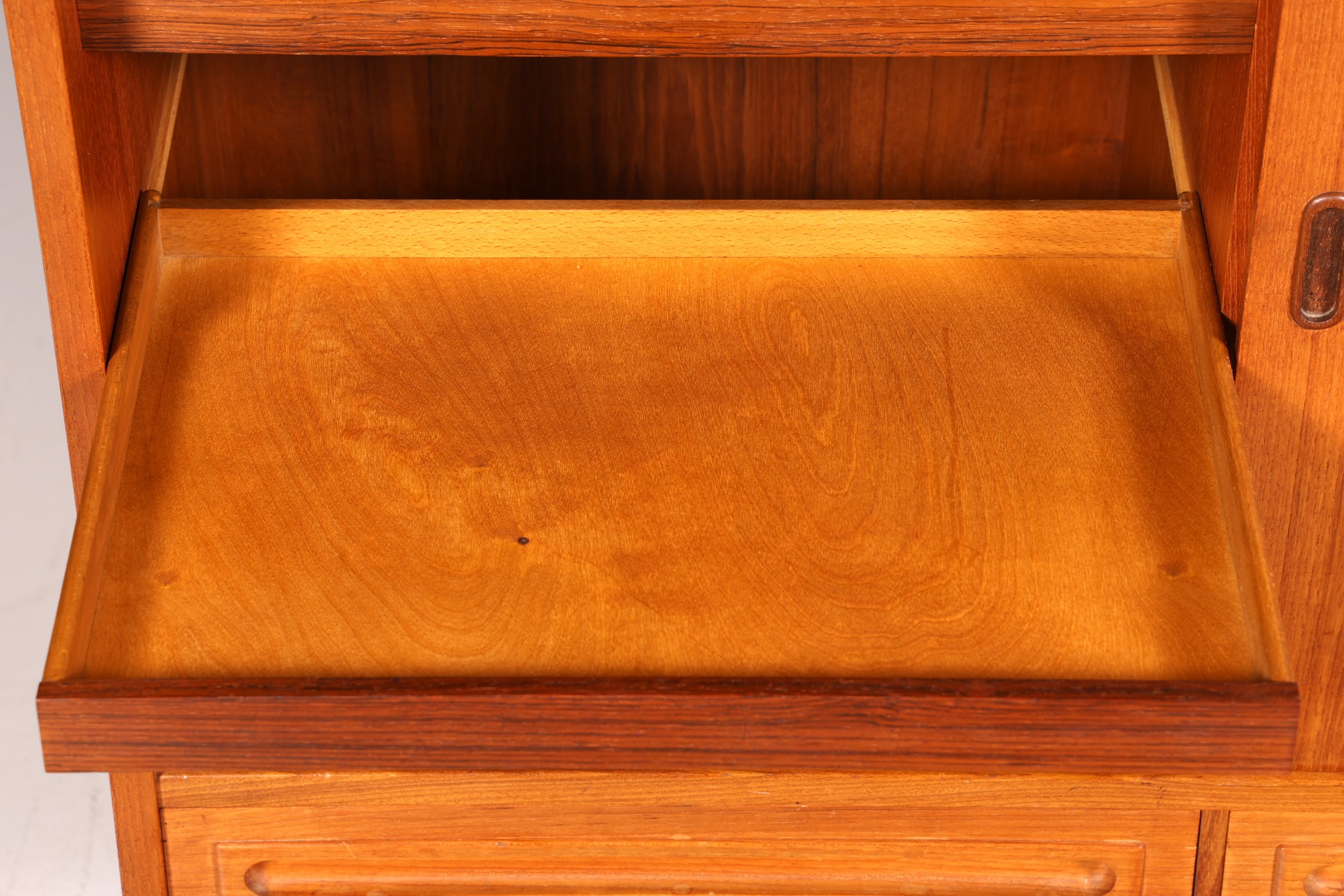 Stilvolles Mid Century Highboard Teak Holz Danish Design Sideboard Schrank Vintage Kommode Skandinavisch
