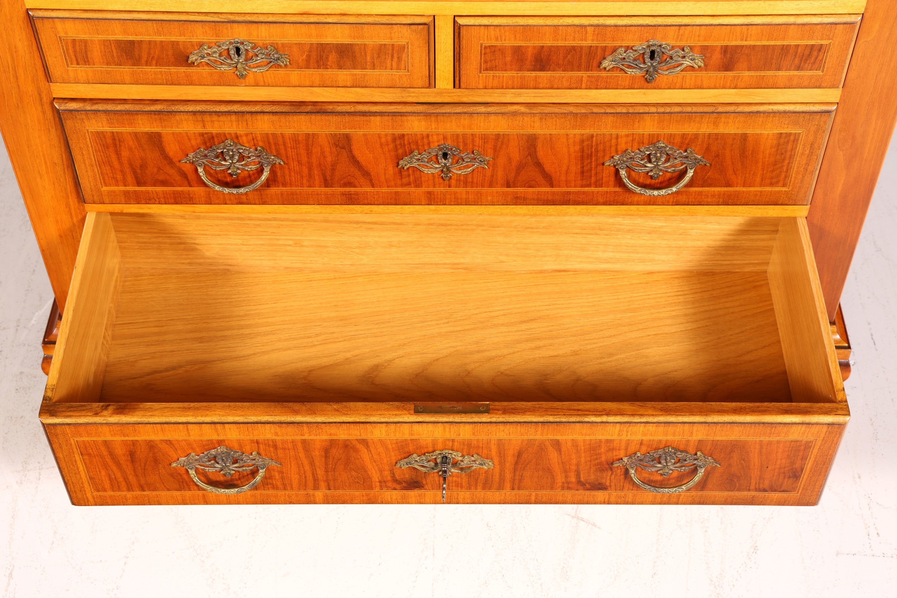 Wunderschöne Englische Vitrine Nussbaum Antik Bücherschrank Bibliothek Schubladen Massiv Holz Vintage