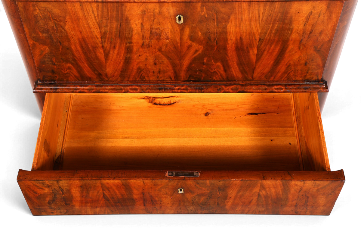 Hauptstadt Möblerei Louis Philippe Kommode aus Nussbaum mit offener Schublade und sichtbarer Holzmaserung um 1890
