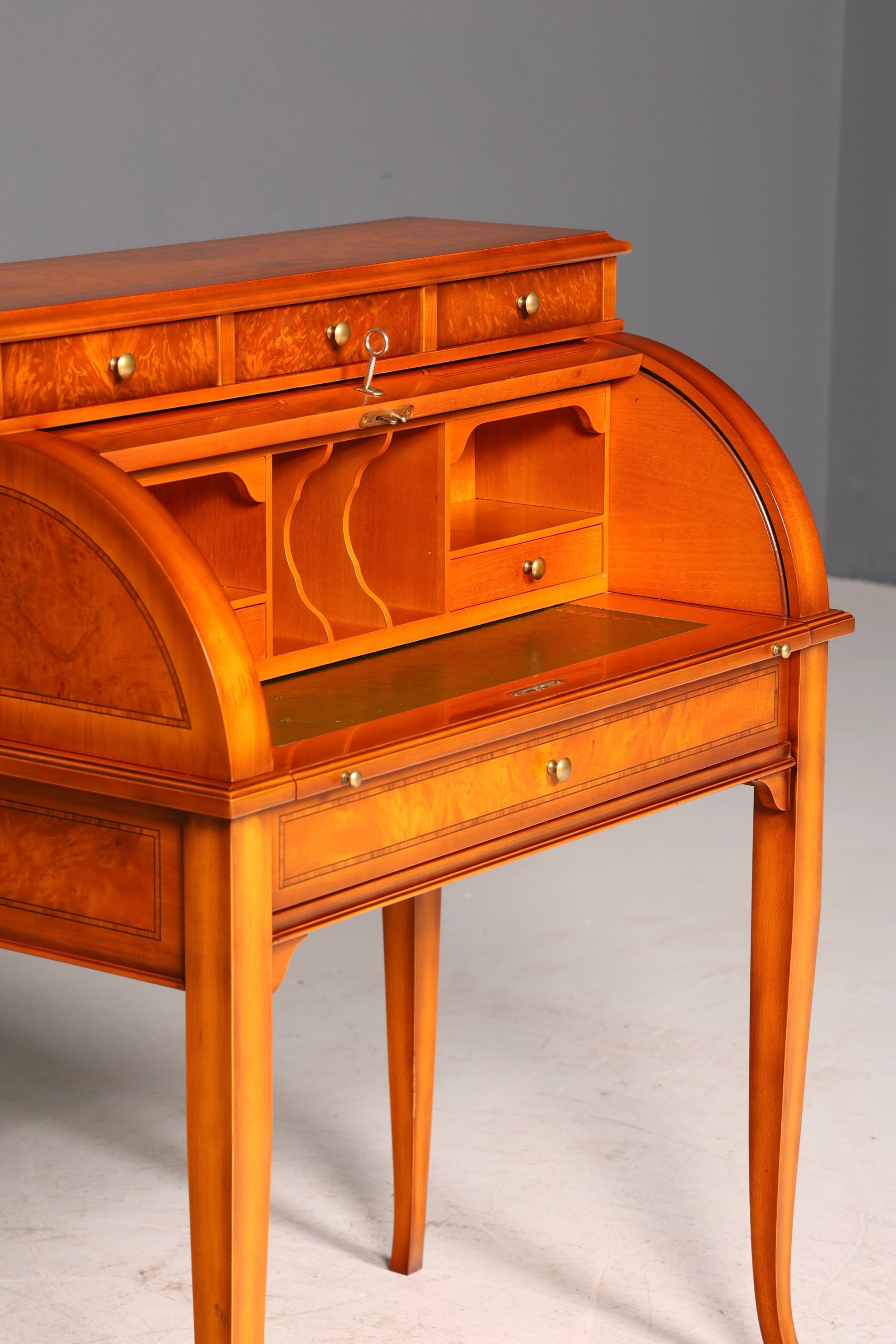 Wunderschöner Rollsekretär Zylindersekretär Sekretär im Barock Stil Antik um 1930 Büro Schreibkommode