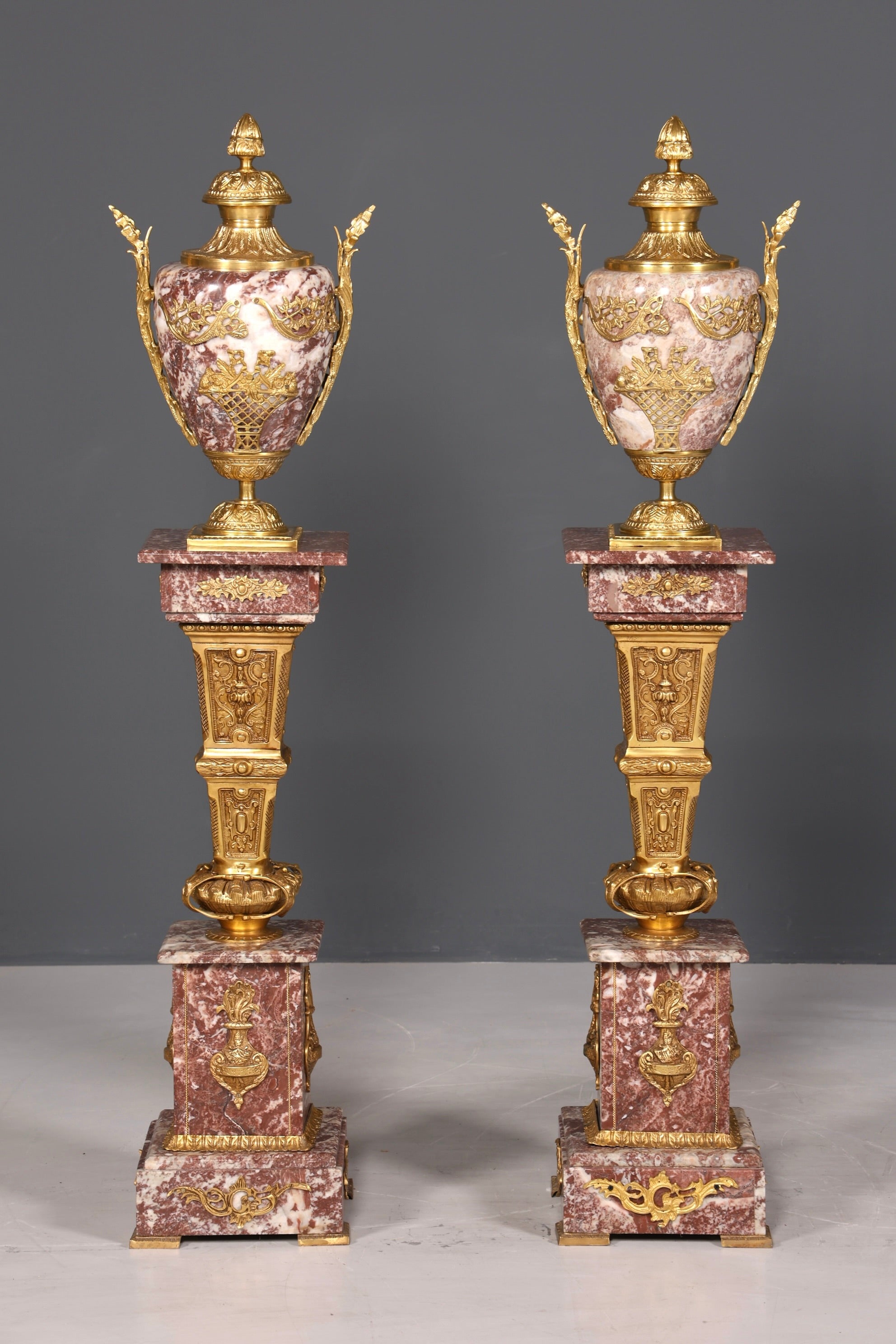Wunderschöne Barock Stil Säule mit Vase Louis XV Marmor Blumensäule Naturstein Sockel Ablage