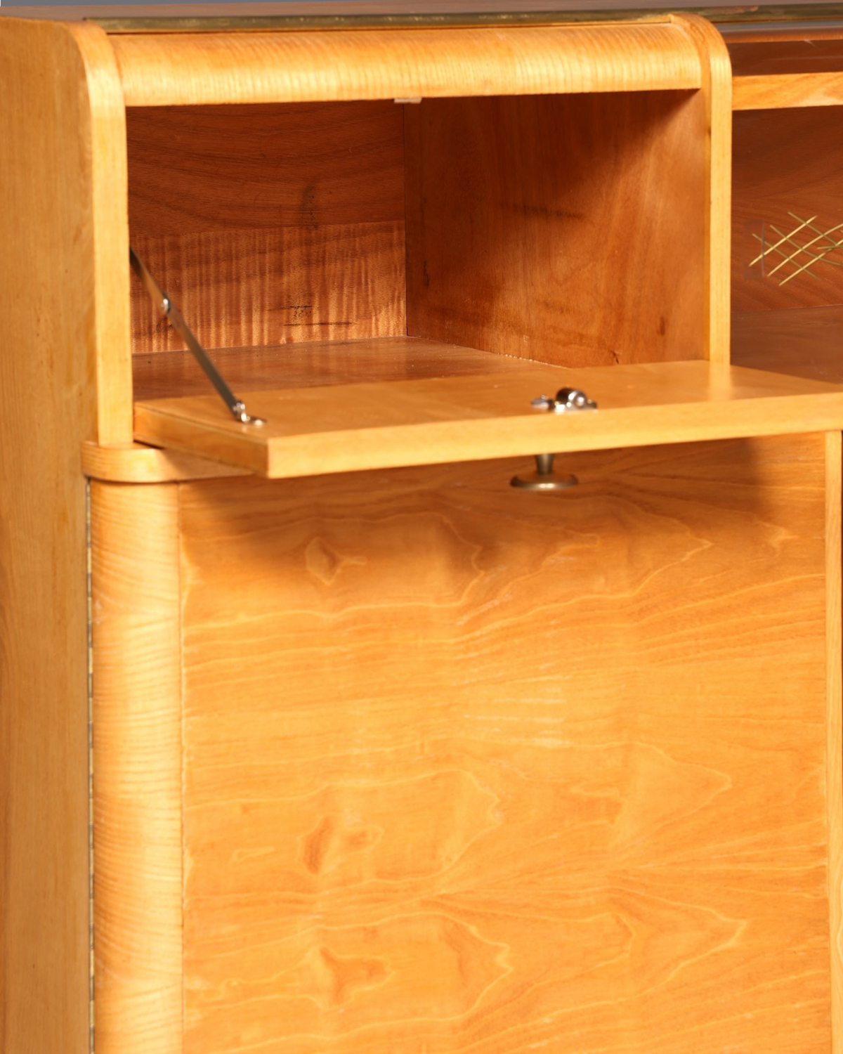 Hauptstadt Möblerei Mid Century Kommode aus Teakholz mit Art Deco Details und offener Klappe als Barschrank
