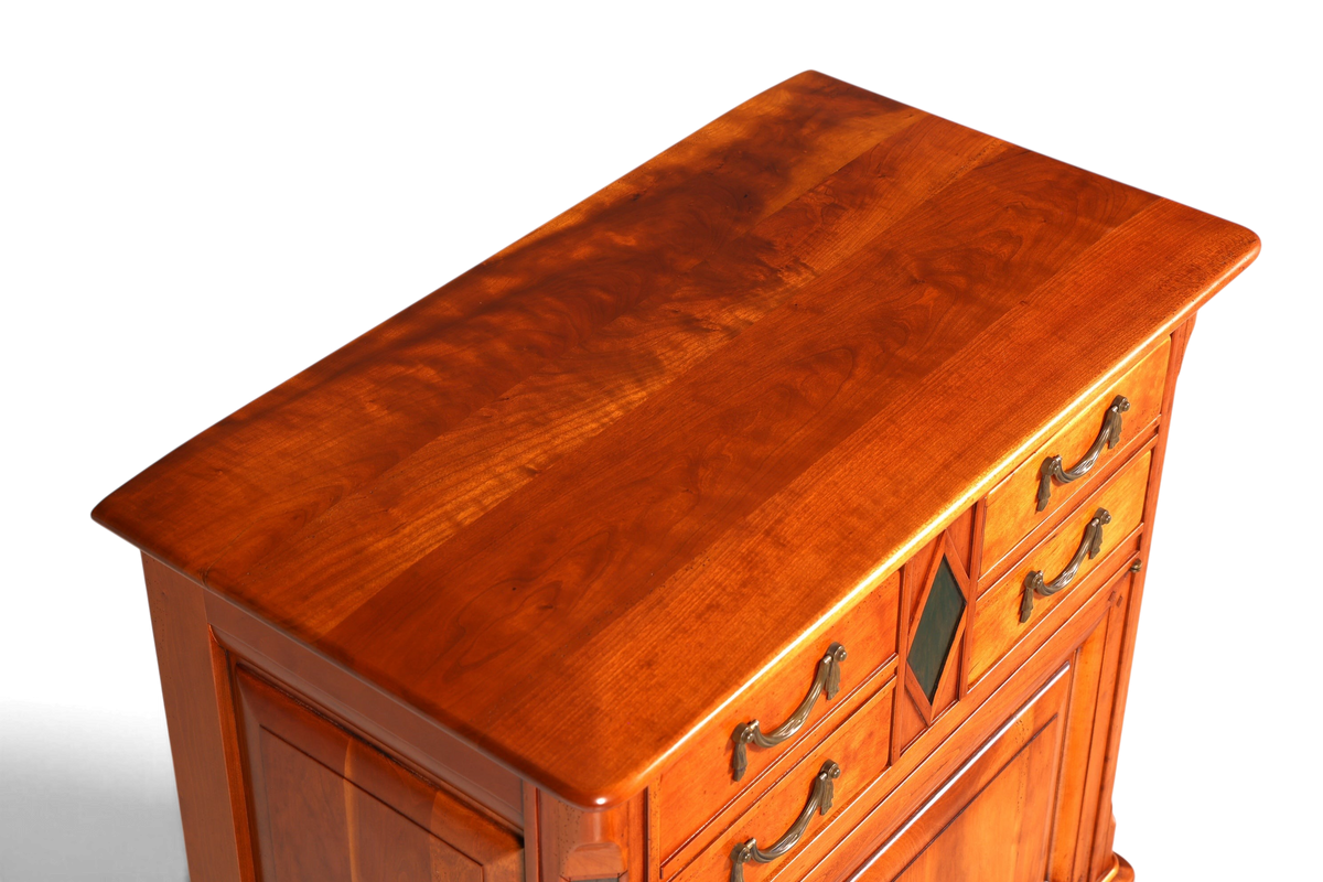 Hauptstadt Möblerei Kommode im Biedermeier Stil aus massiver Eibe mit ausdrucksstarker Maserung und antiken Beschlägen