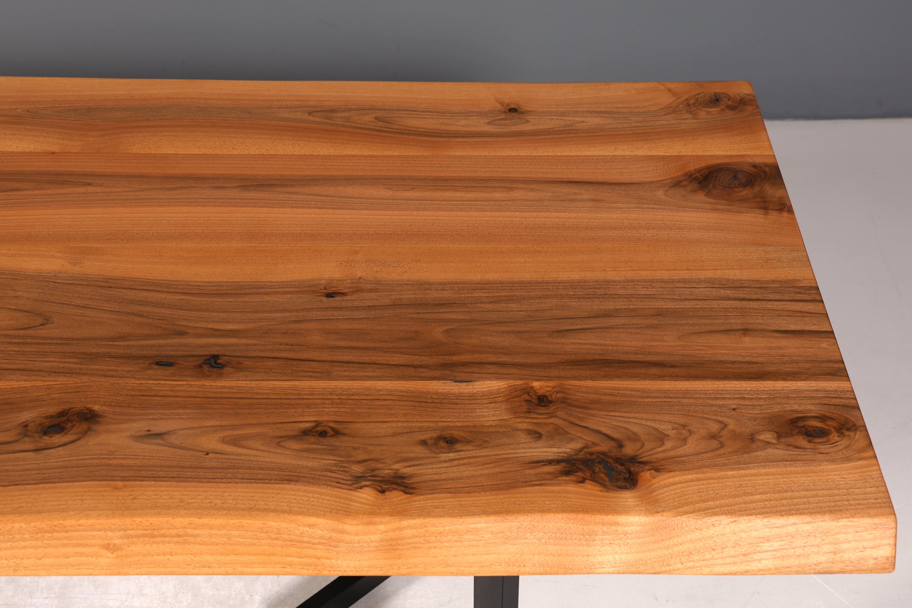 Edler Nussbaum Tisch 260cm-97cm Esszimmer Tisch Baumkanten Platte massiv Holz Küchentisch