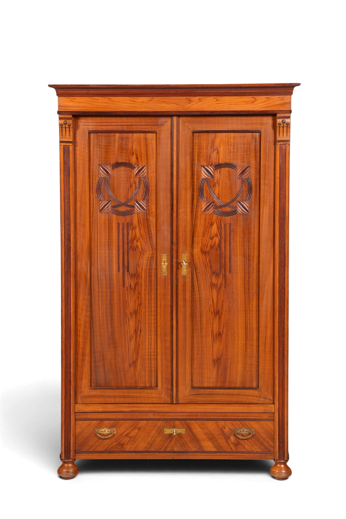 Hauptstadt Möblerei Jugendstil Kleiderschrank aus massiver Eiche mit dekorativen Schnitzereien und unterer Schublade