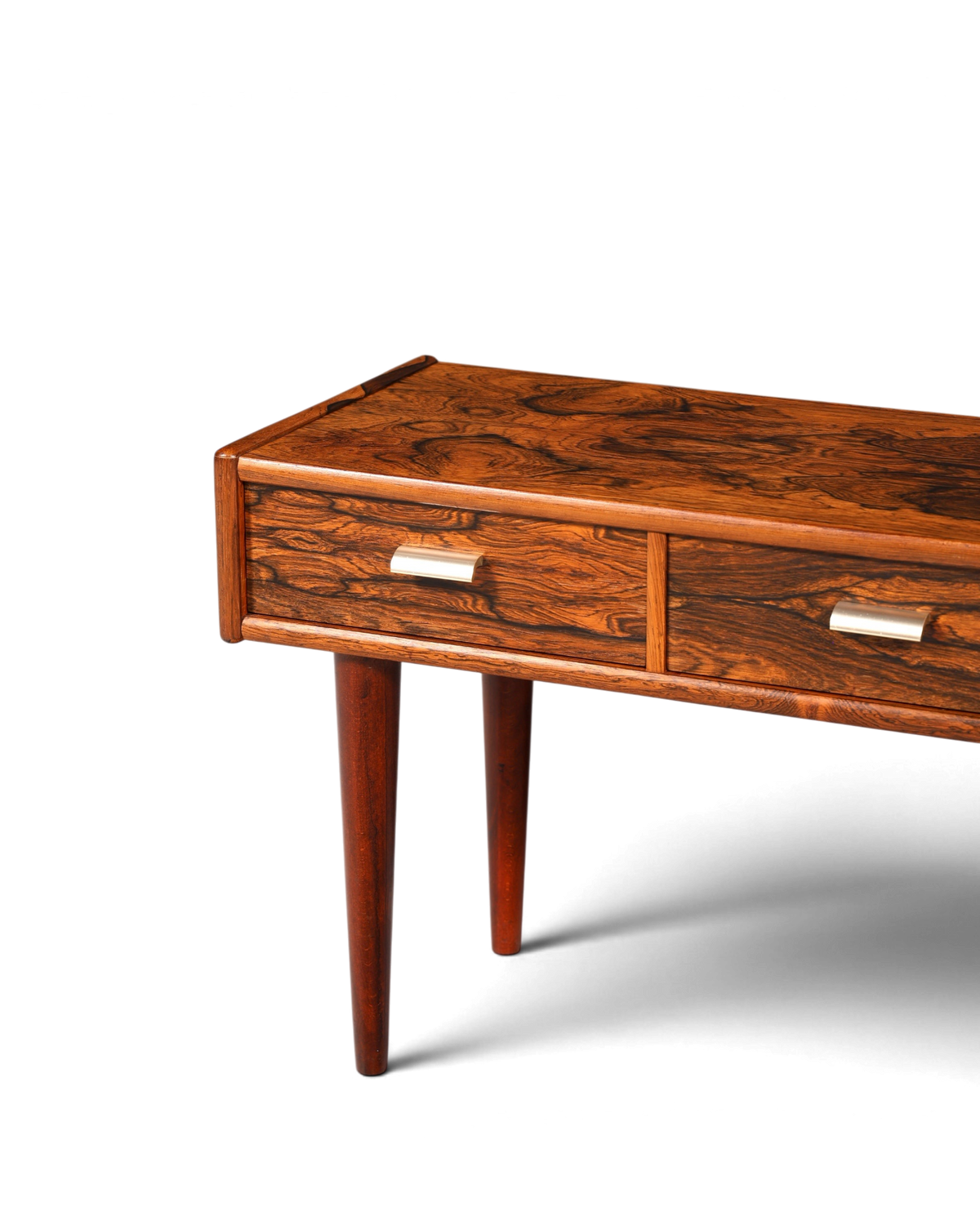 Hauptstadt Möblerei Mid Century Sideboard aus Palisander mit markanter Maserung und Metallgriffen im Retro-Stil