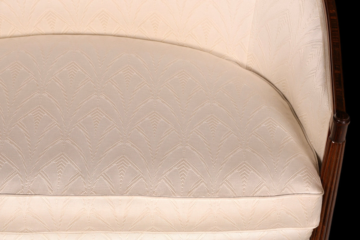Hauptstadt Möblerei Art Deco Sofa mit heller Polsterung und gemustertem Stoffbezug sowie dunklem Holzrahmen