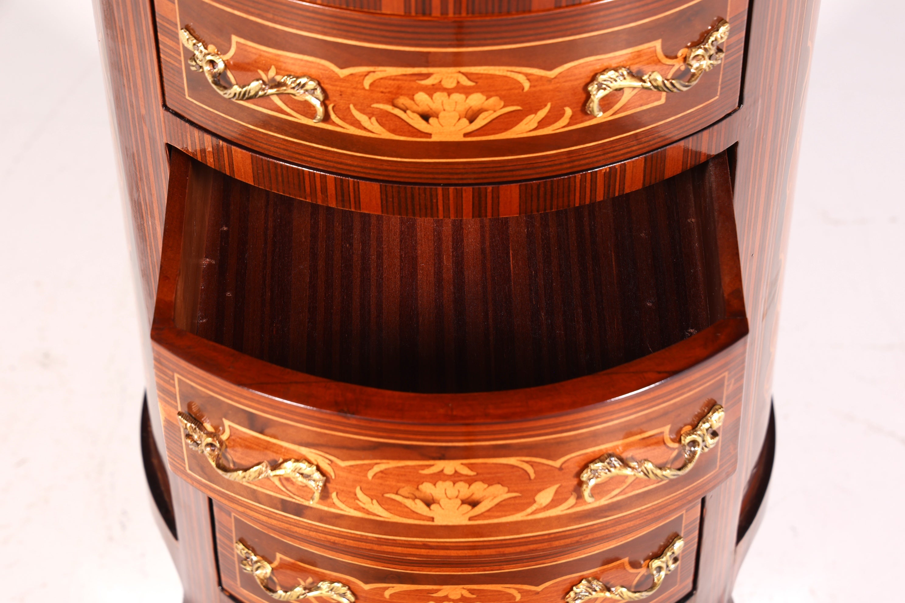 Dreamy Baroque style chest of drawers, vertico with inlaid details, 7-drawer chest