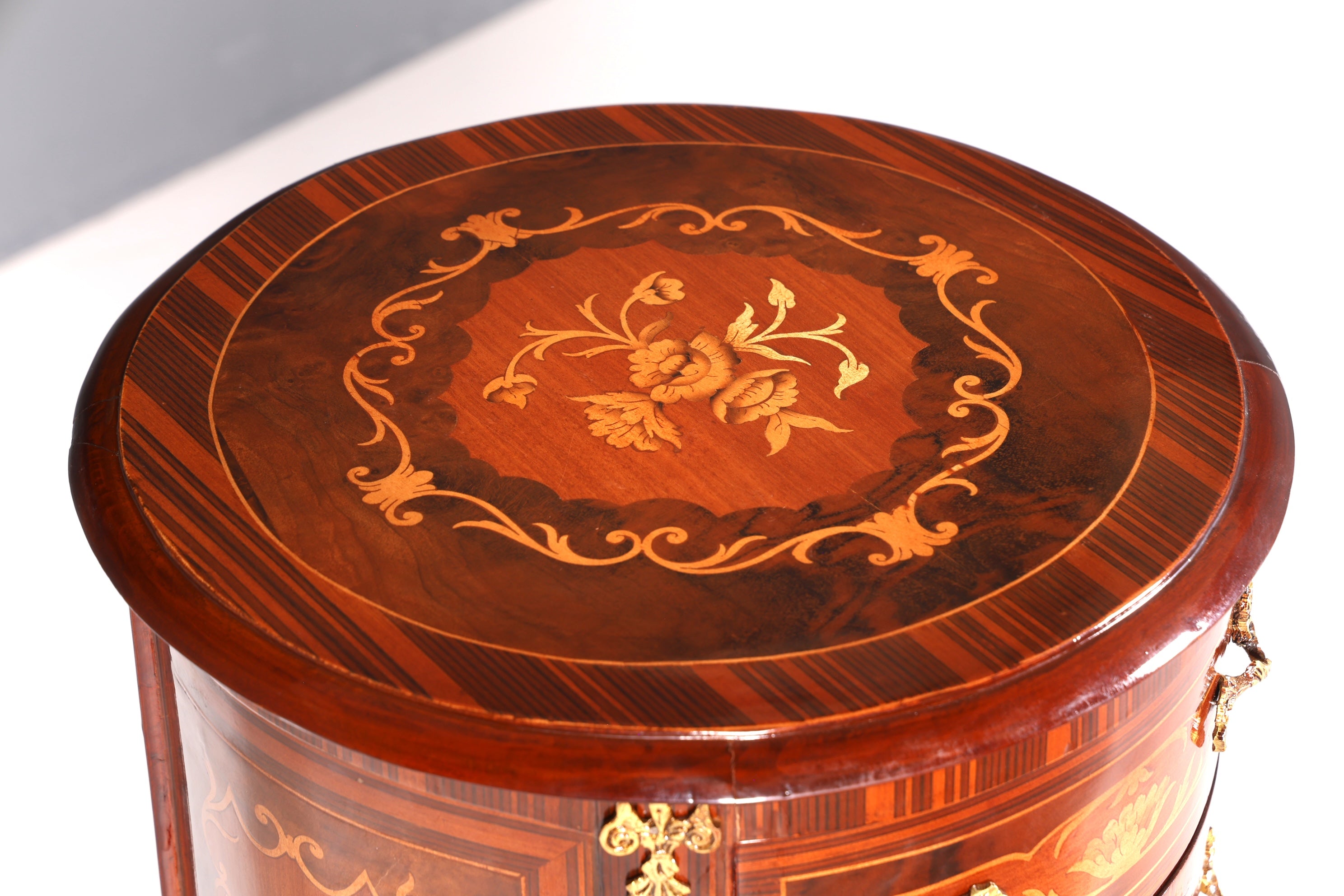 Dreamy Baroque style chest of drawers, vertico with inlaid details, 7-drawer chest