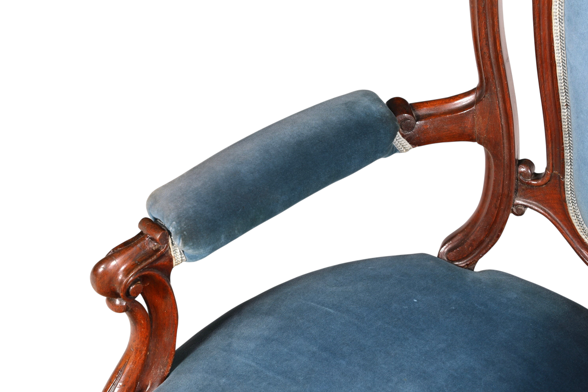 Hauptstadt Möblerei Louis Philippe Armlehnsessel mit blauem Samtbezug und geschwungenen Holzarmlehnen im Biedermeier-Stil