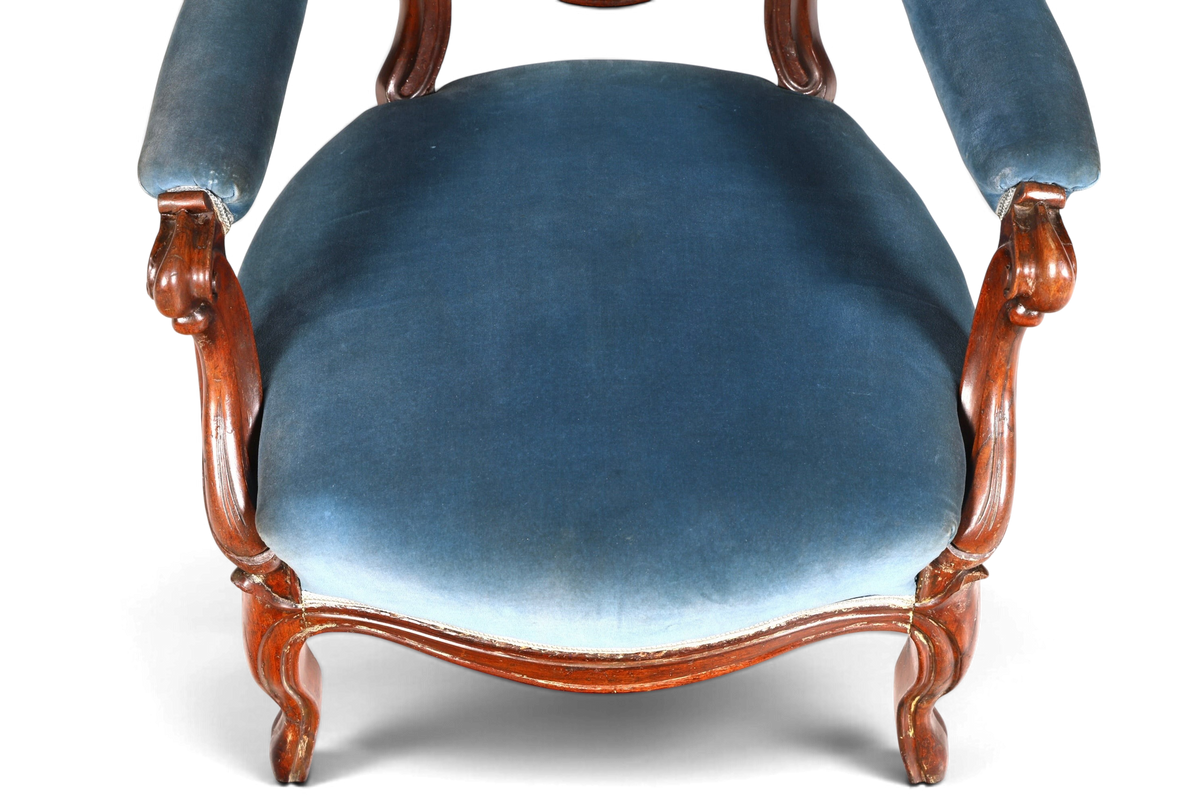 Hauptstadt Möblerei Louis Philippe Sessel mit blauem Samtbezug und geschwungenem Holzrahmen im Biedermeier-Stil