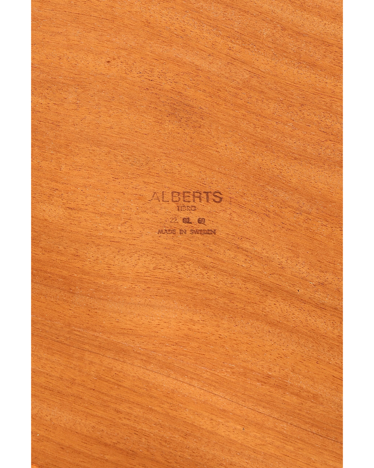 Hauptstadt Möblerei Alberts Tibro Teak Couchtisch mit eingeprägtem schwedischem Herstellungsstempel auf Holzoberfläche