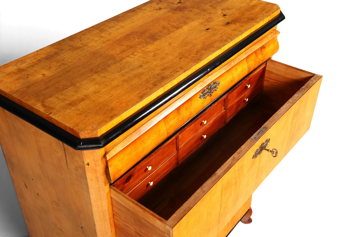 Hauptstadt Möblerei Biedermeier Kommode aus massivem Birkenholz mit Schubladen und Schlüssel um 1850