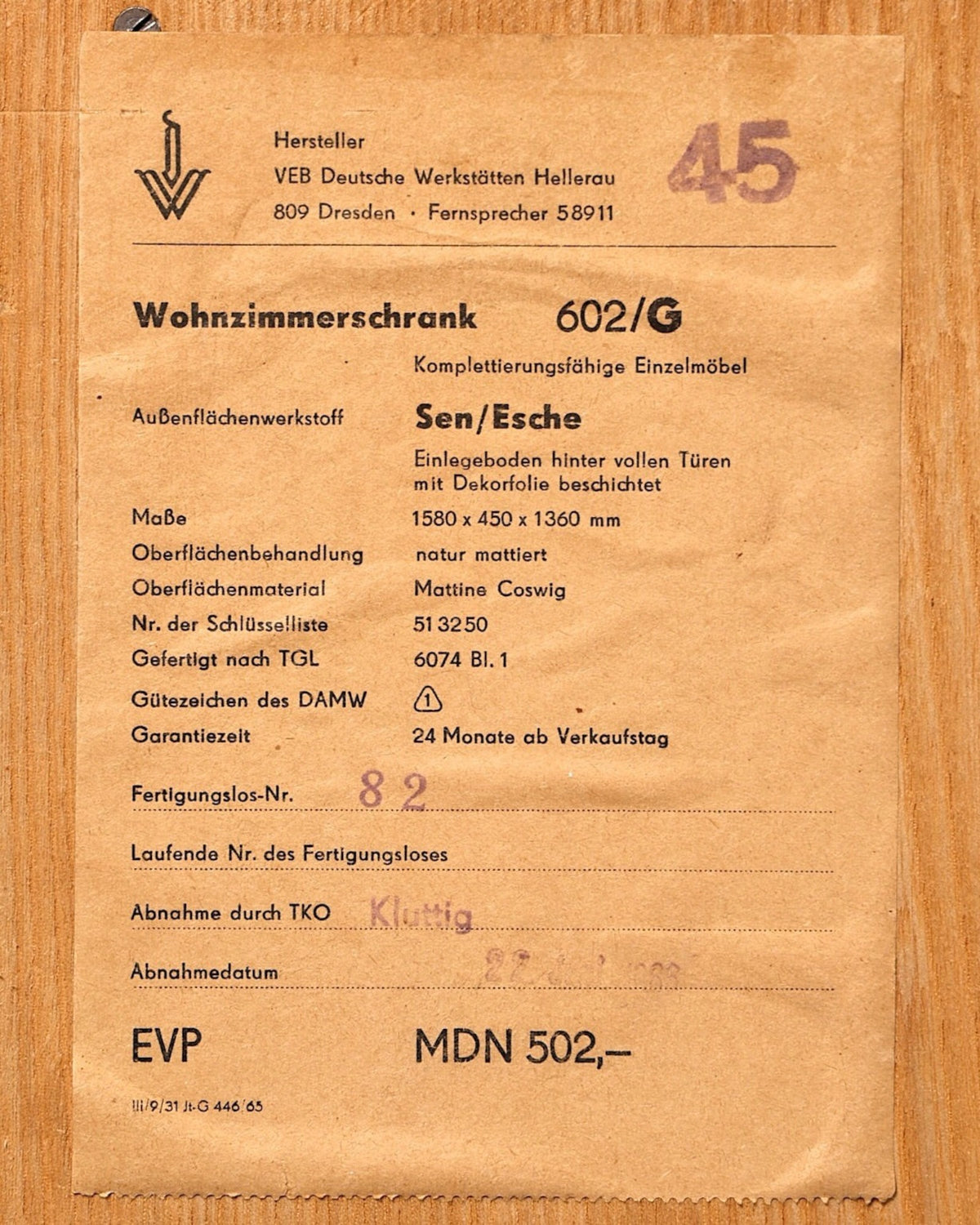 Hauptstadt Möblerei Original Hellerau 602 Vitrine Produktetikett mit technischen Daten und Herkunftsinformationen