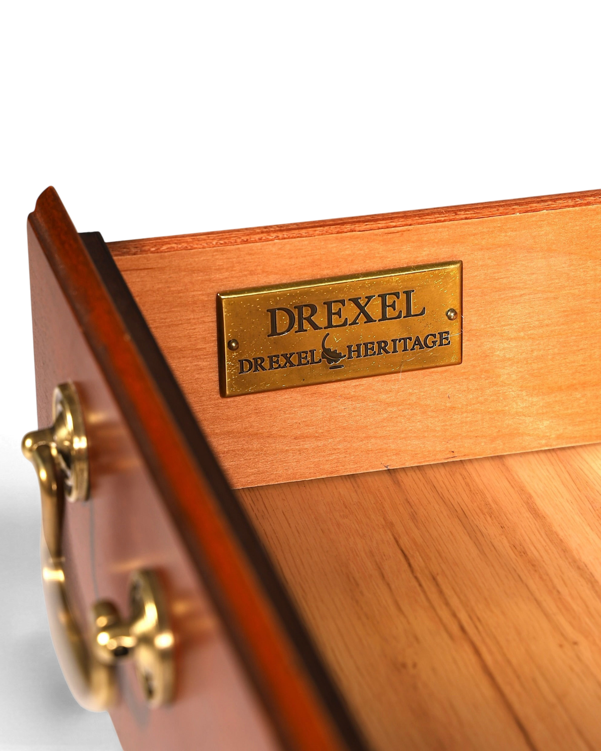 Hauptstadt Möblerei Drexel Heritage Messingschild in einer hochwertigen Holzschublade mit antikem Griff