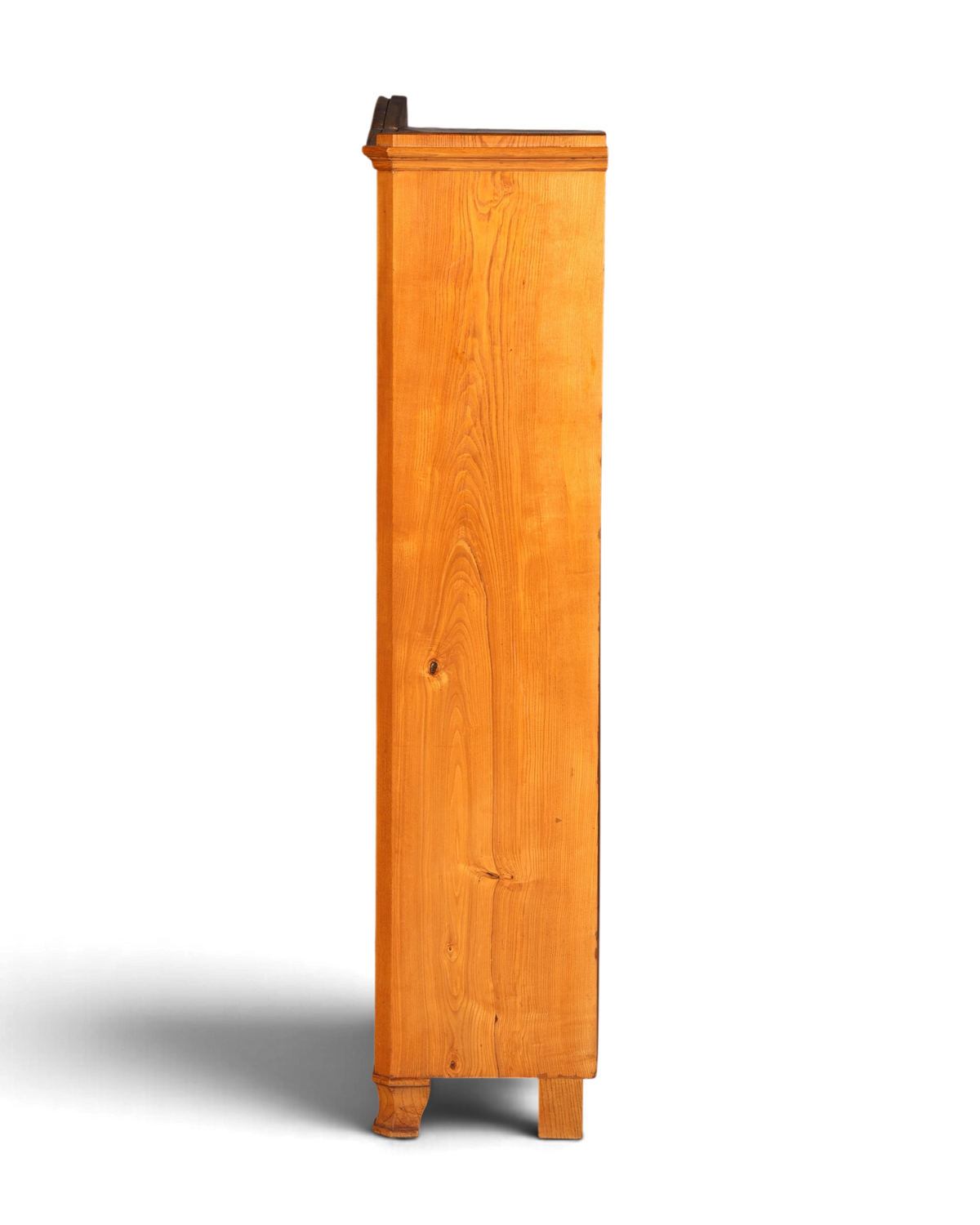 Hauptstadt Möblerei Biedermeier Vitrine aus massivem Weichholz in Seitenansicht mit natürlicher Holzmaserung