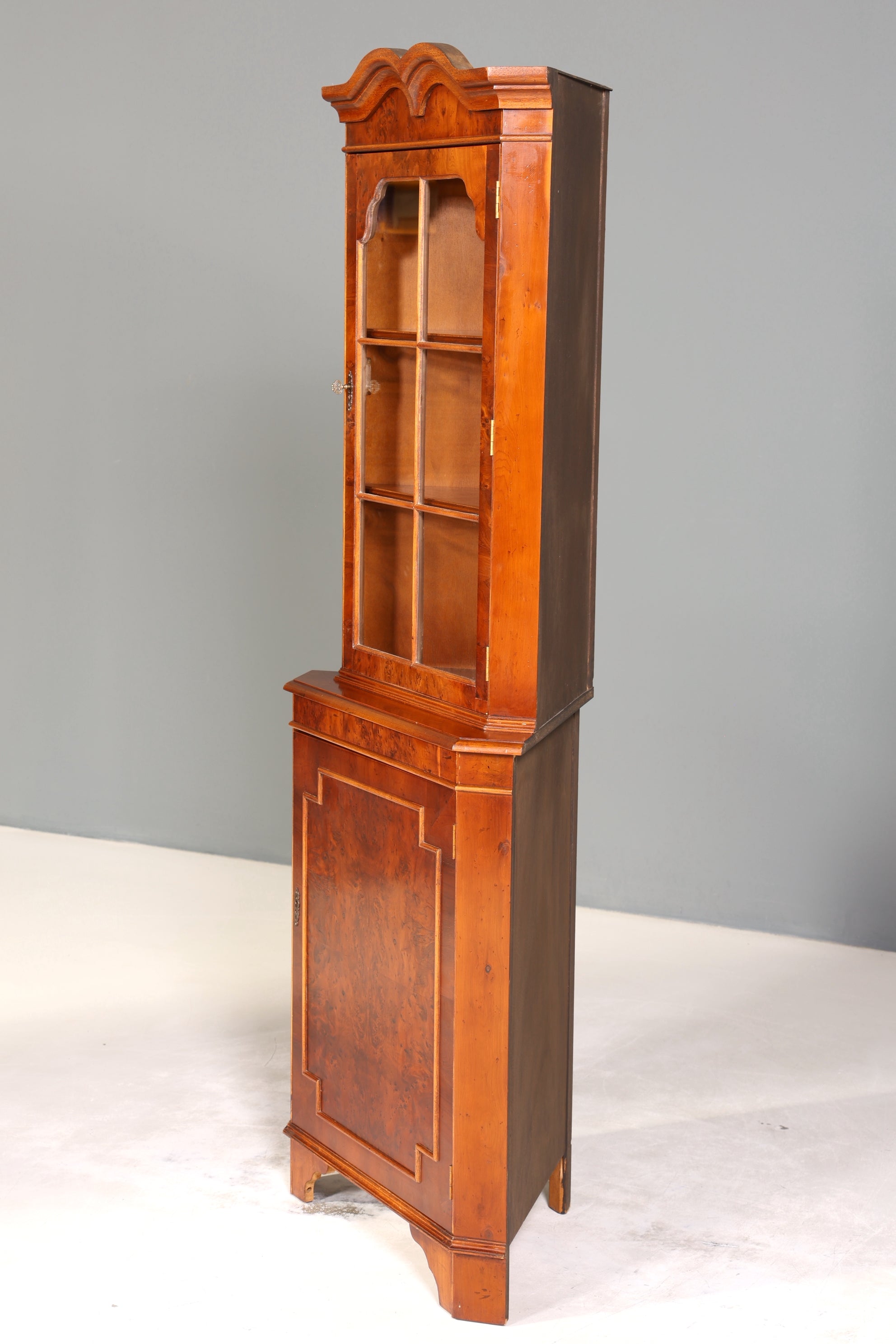 Wunderschöne Englische Eckvitrine Antik 60s Schrank Eckschrank Glasvitrine Vitrine