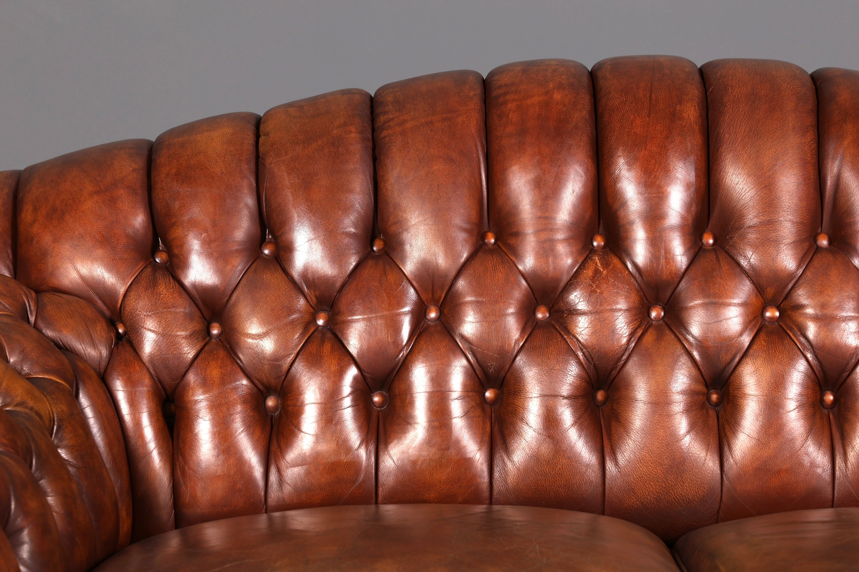 G448 Finish Wunderschönes Original Chesterfield 2er Sofa Englisch Oxblood Leder 2- Sitzer Couch (Kopie)