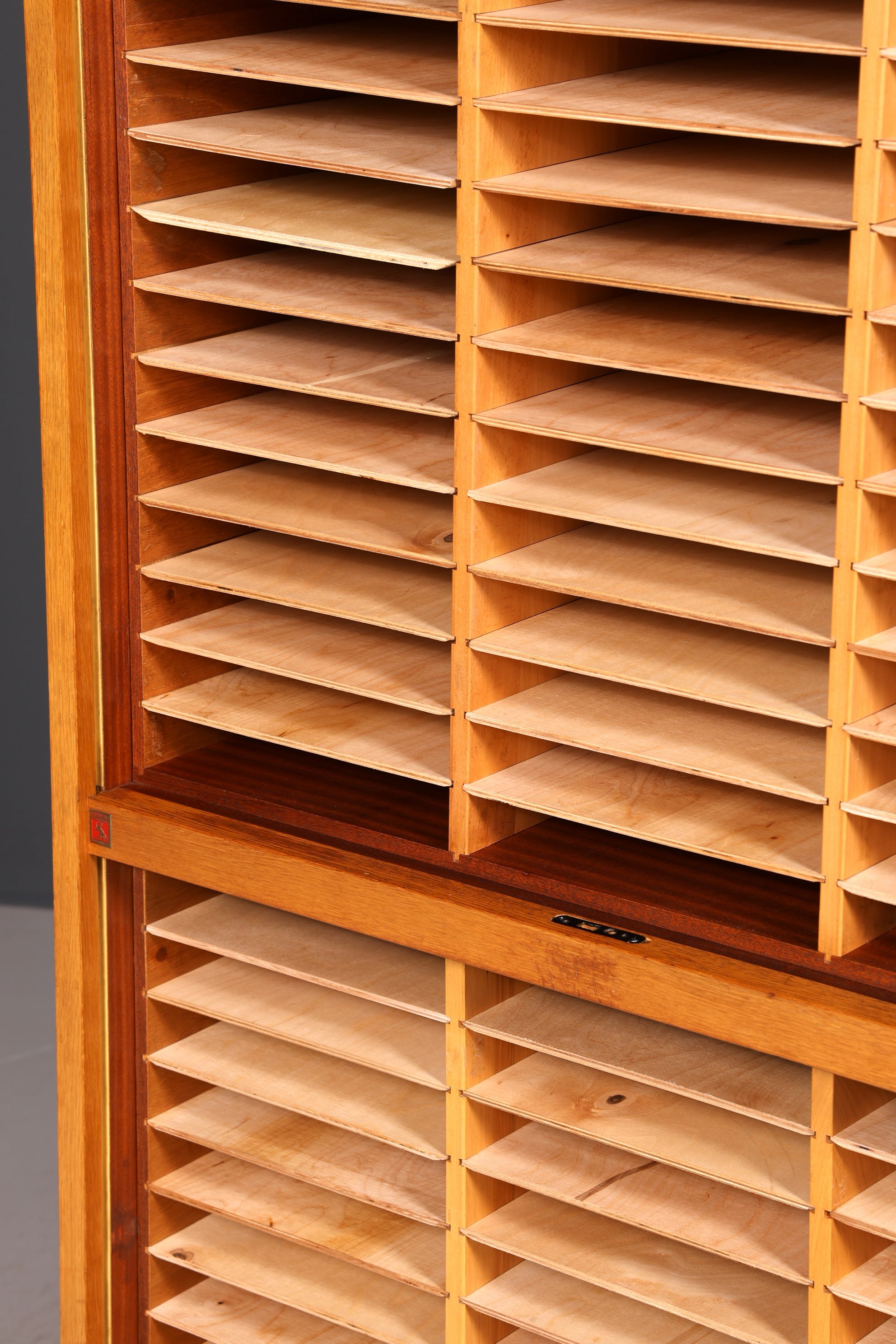 Schlichter Mid Century Rollladenschrank Bauhaus Vintage Apothekerschrank Art Deco Büro Aktenschrank