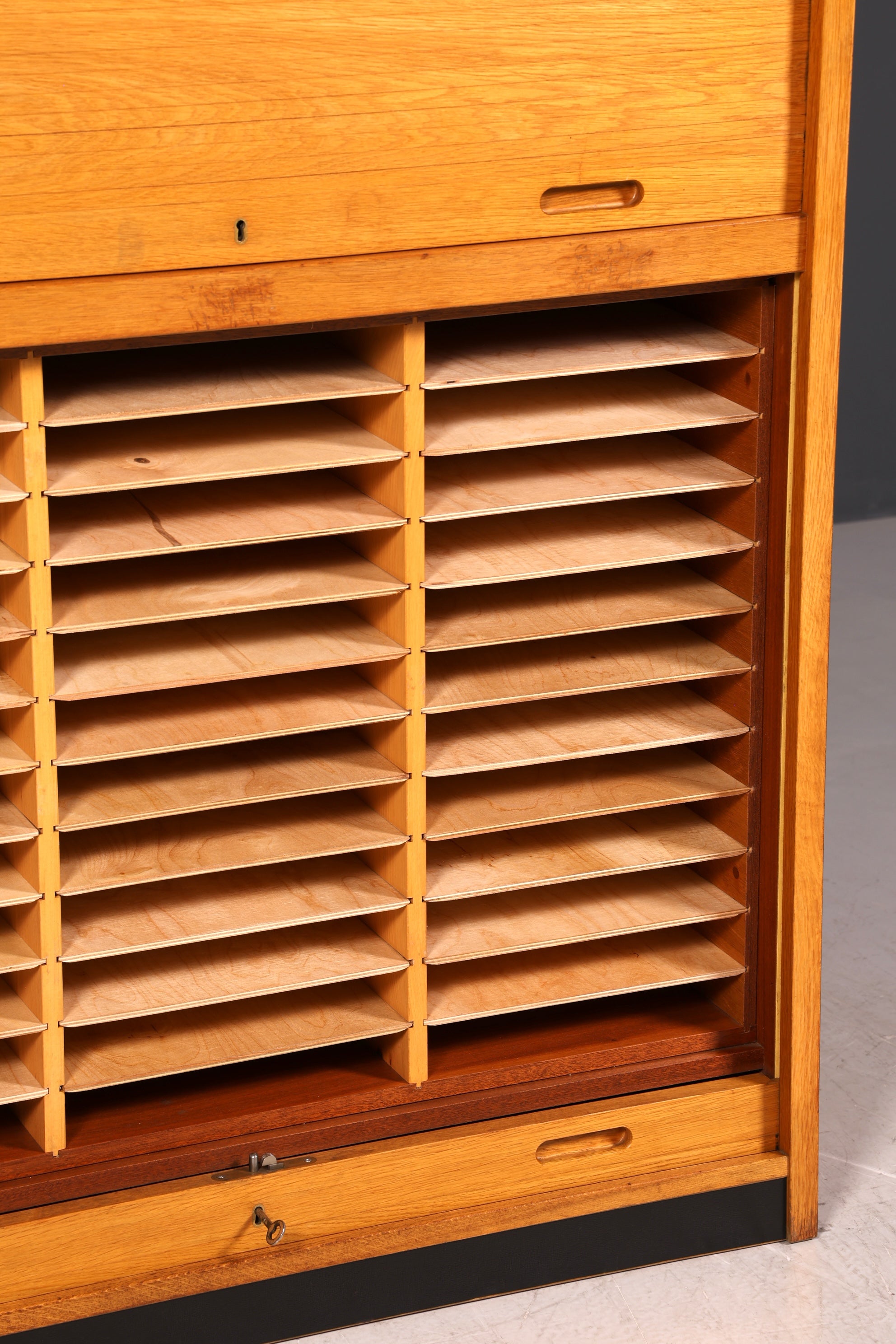 Schlichter Mid Century Rollladenschrank Bauhaus Vintage Apothekerschrank Art Deco Büro Aktenschrank