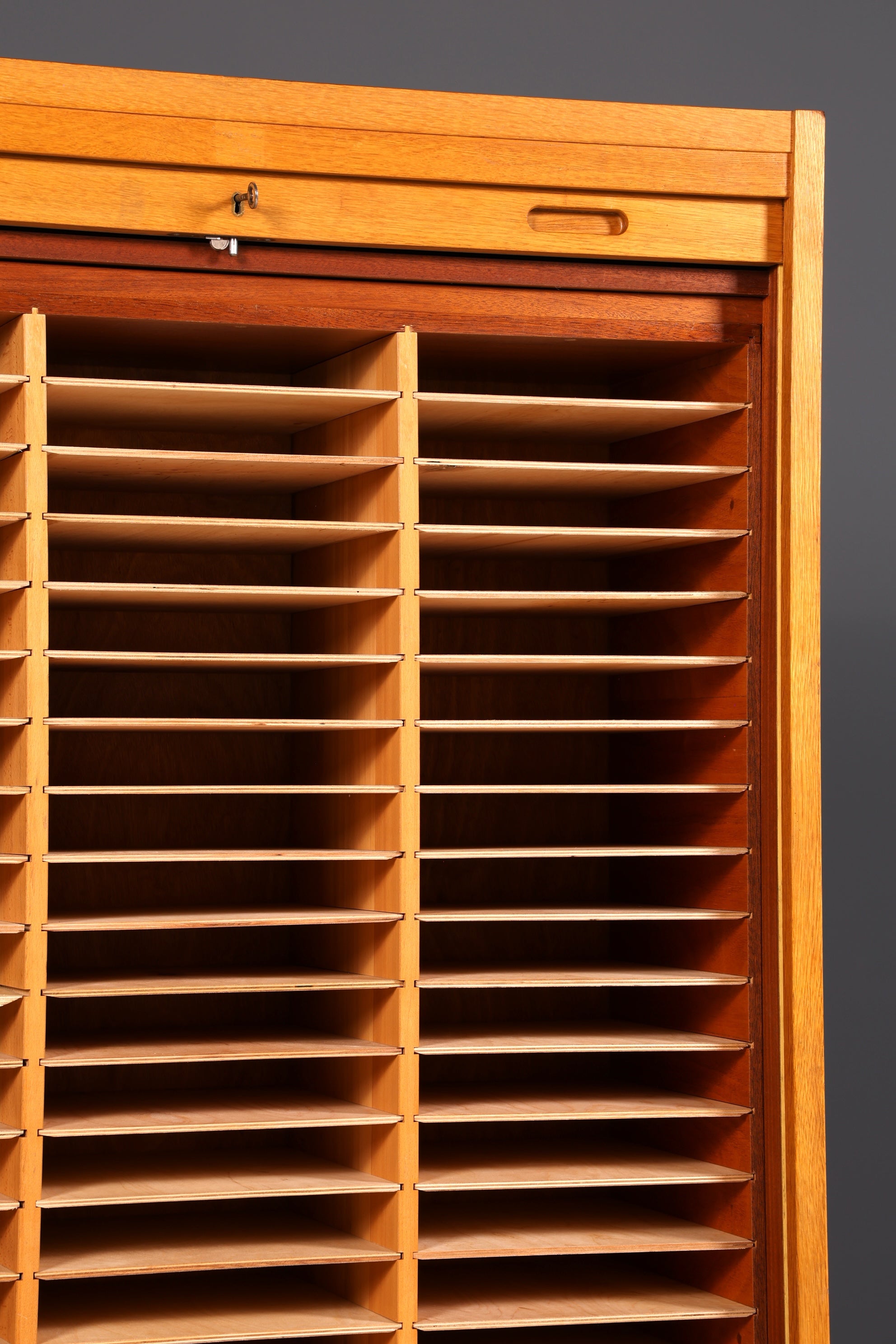 Schlichter Mid Century Rollladenschrank Bauhaus Vintage Apothekerschrank Art Deco Büro Aktenschrank
