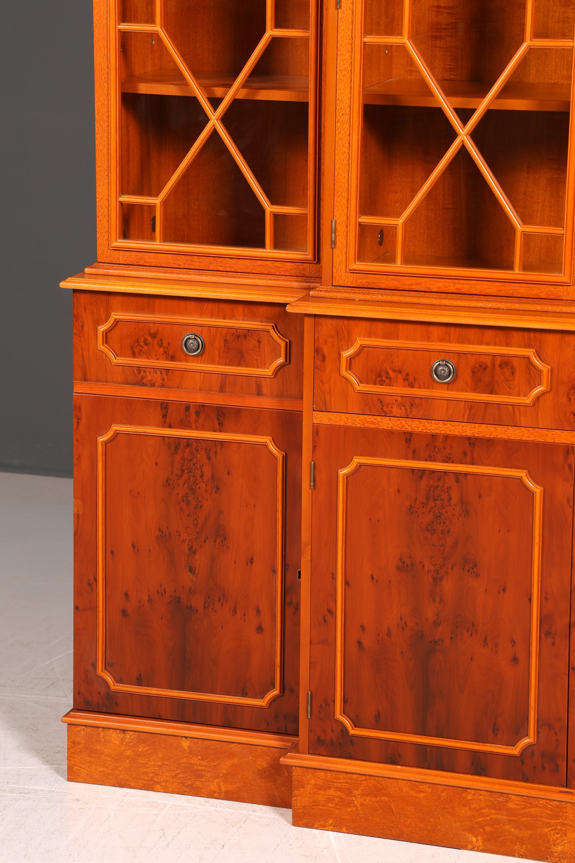 Wunderschöne Englische Vitrine Bücherschrank Buffet 60s Glasvitrine Bibliothek Regal Schrank Vintage