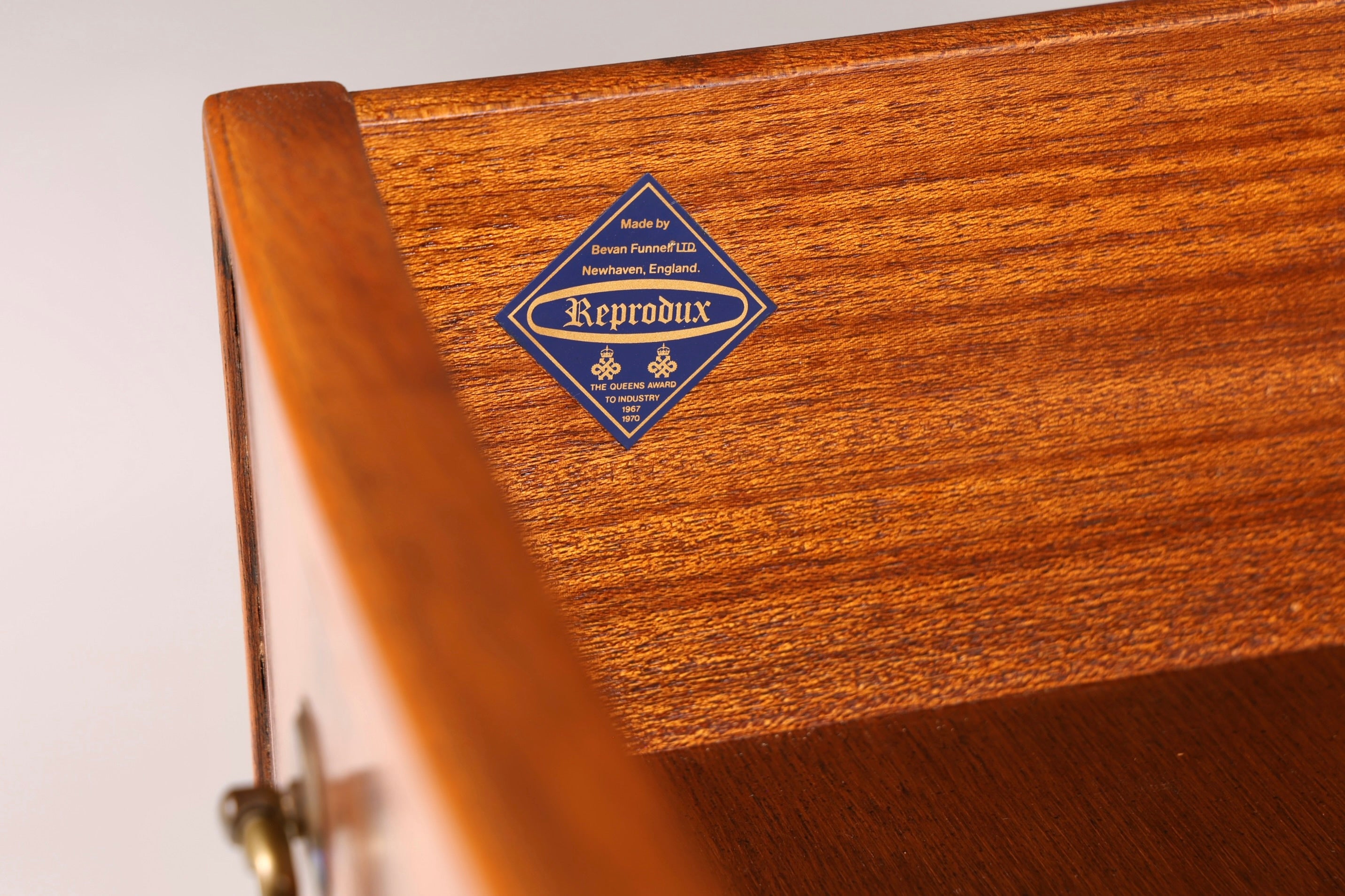 Wunderschönes Englisches Reprodux Bevan Funnell Sideboard echt Holz Schrank Antik Stil Buffetschrank Kommode