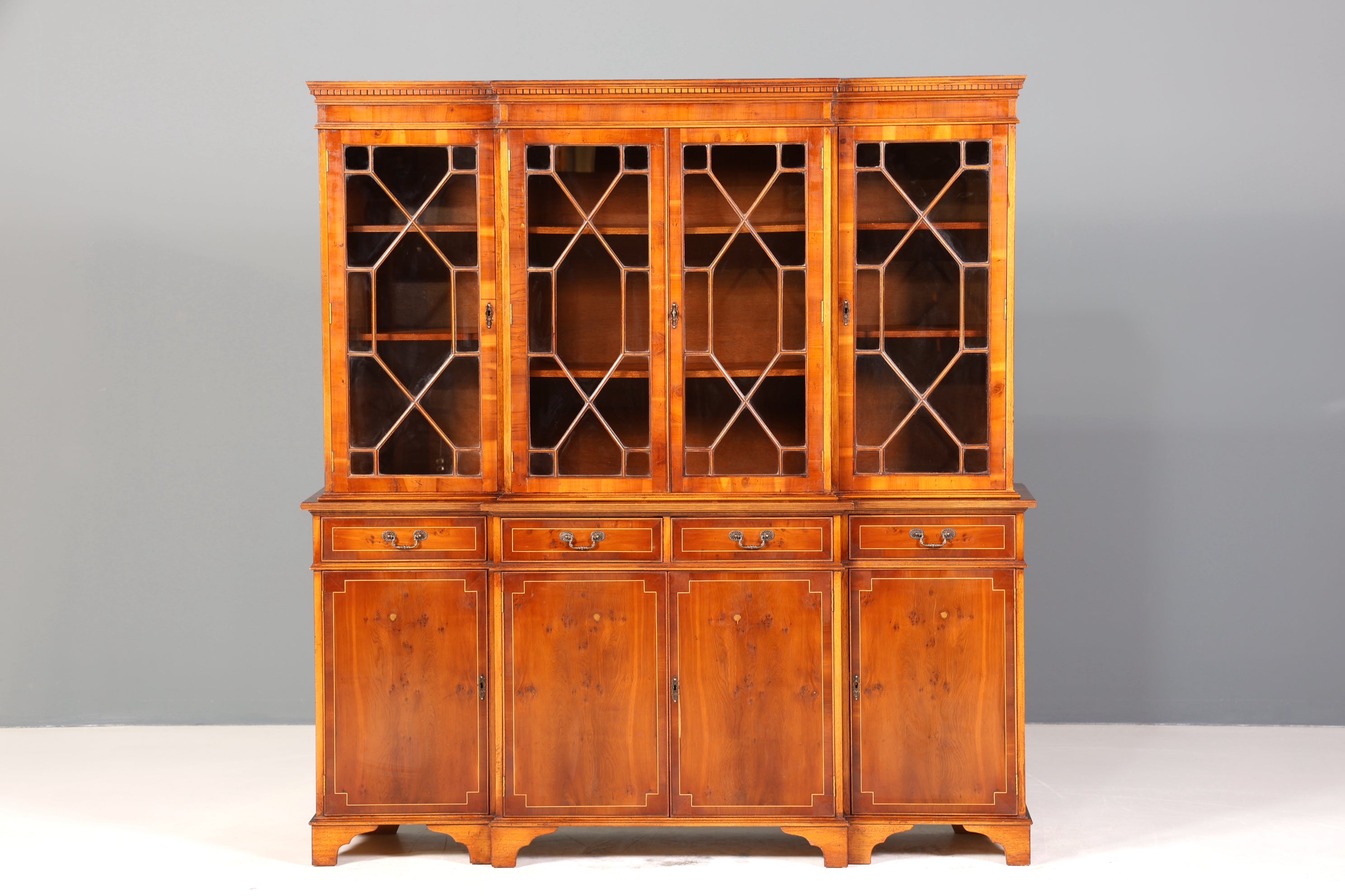 Wunderschöne Englische Vitrine Bibliothek Eibe Bücherschrank UK Buffet Schrank 60s Jahre