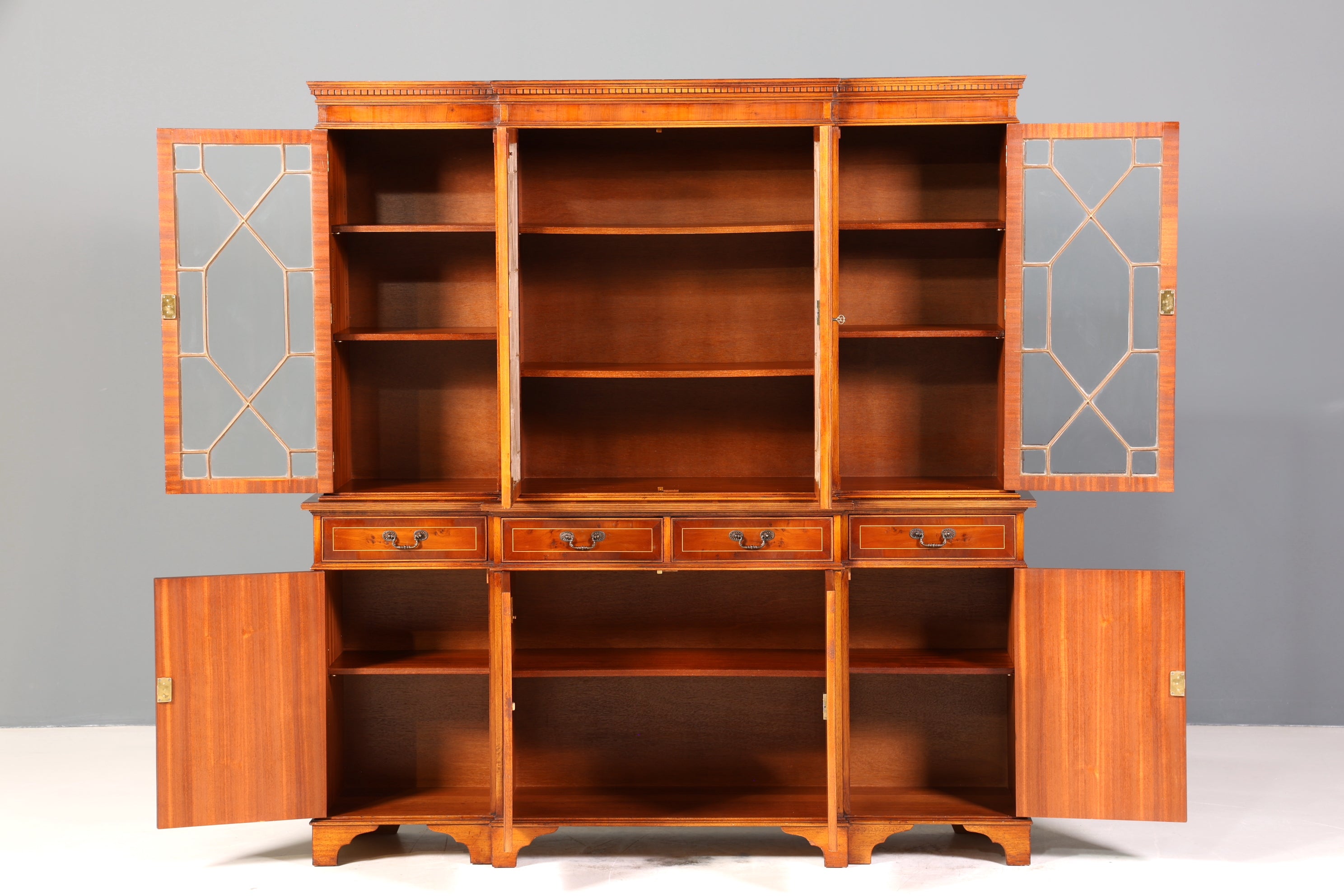 Wunderschöne Englische Vitrine Bibliothek Eibe Bücherschrank UK Buffet Schrank 60s Jahre