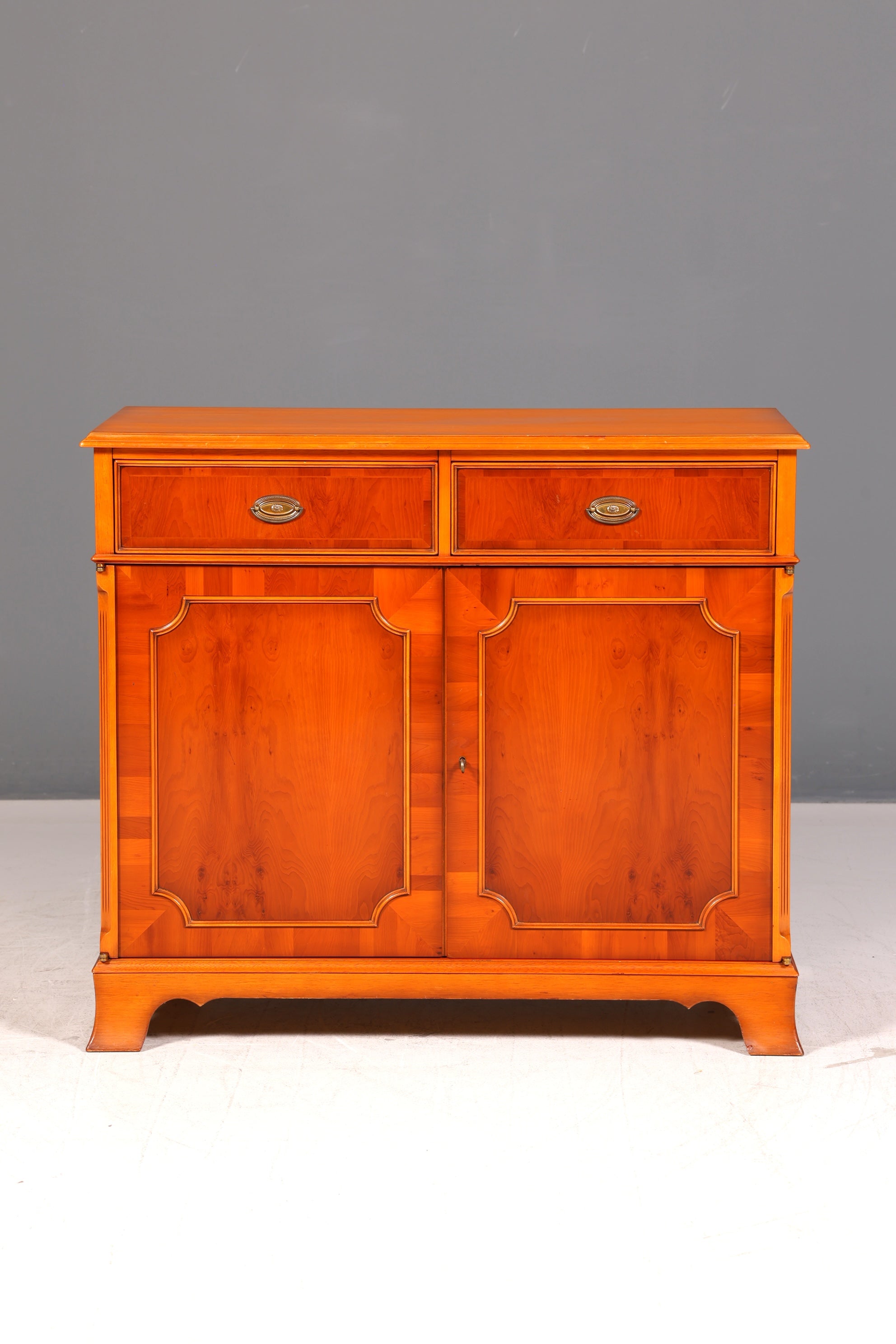 Traumhafter Original Heldense Schrank Eibe Antik Stil Kommode Sideboard Englisch England