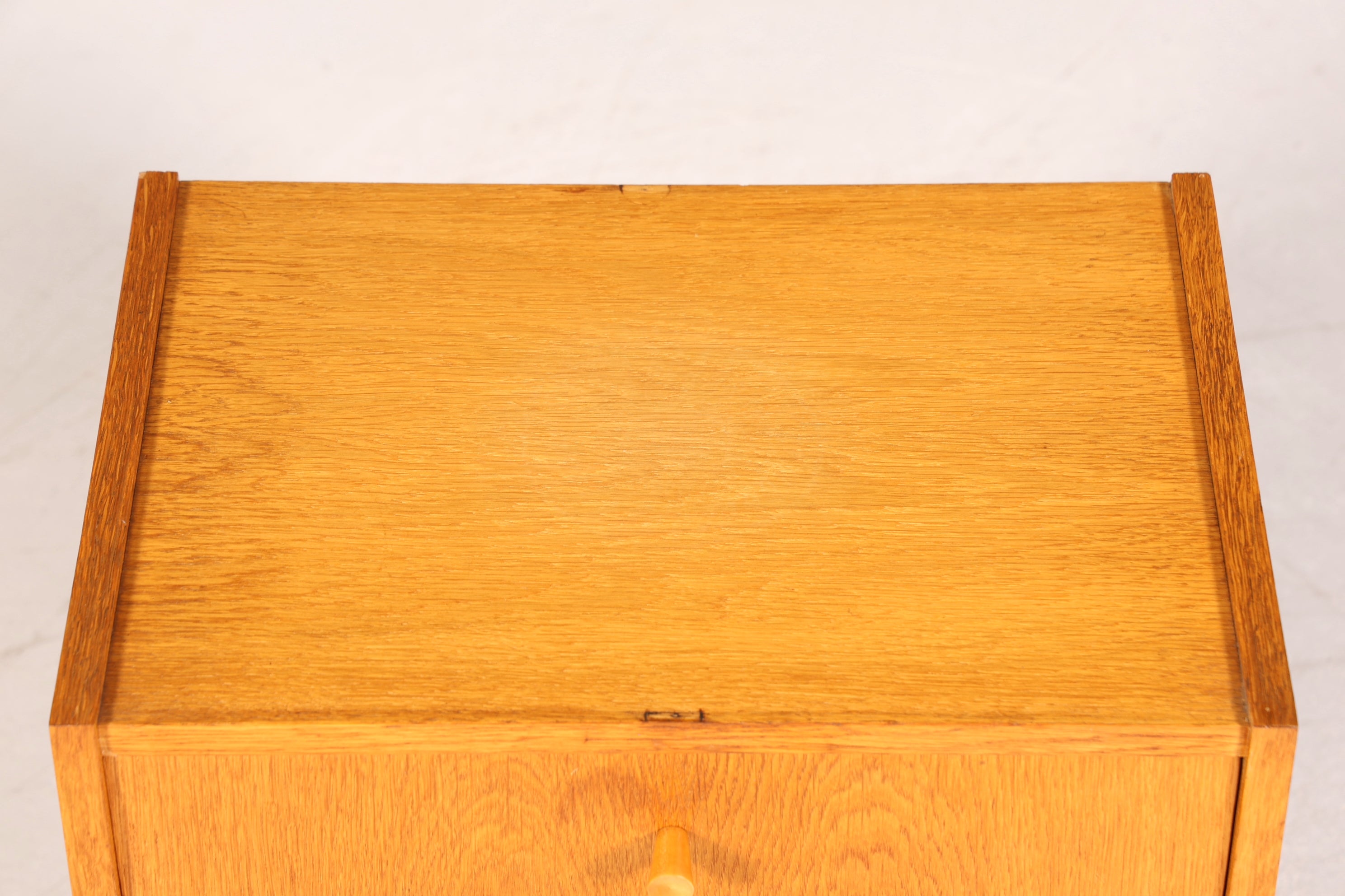 Schlichte Mid Century Kommode Vintage Klappschränkchen Danish Design Nachttisch 2 von 2